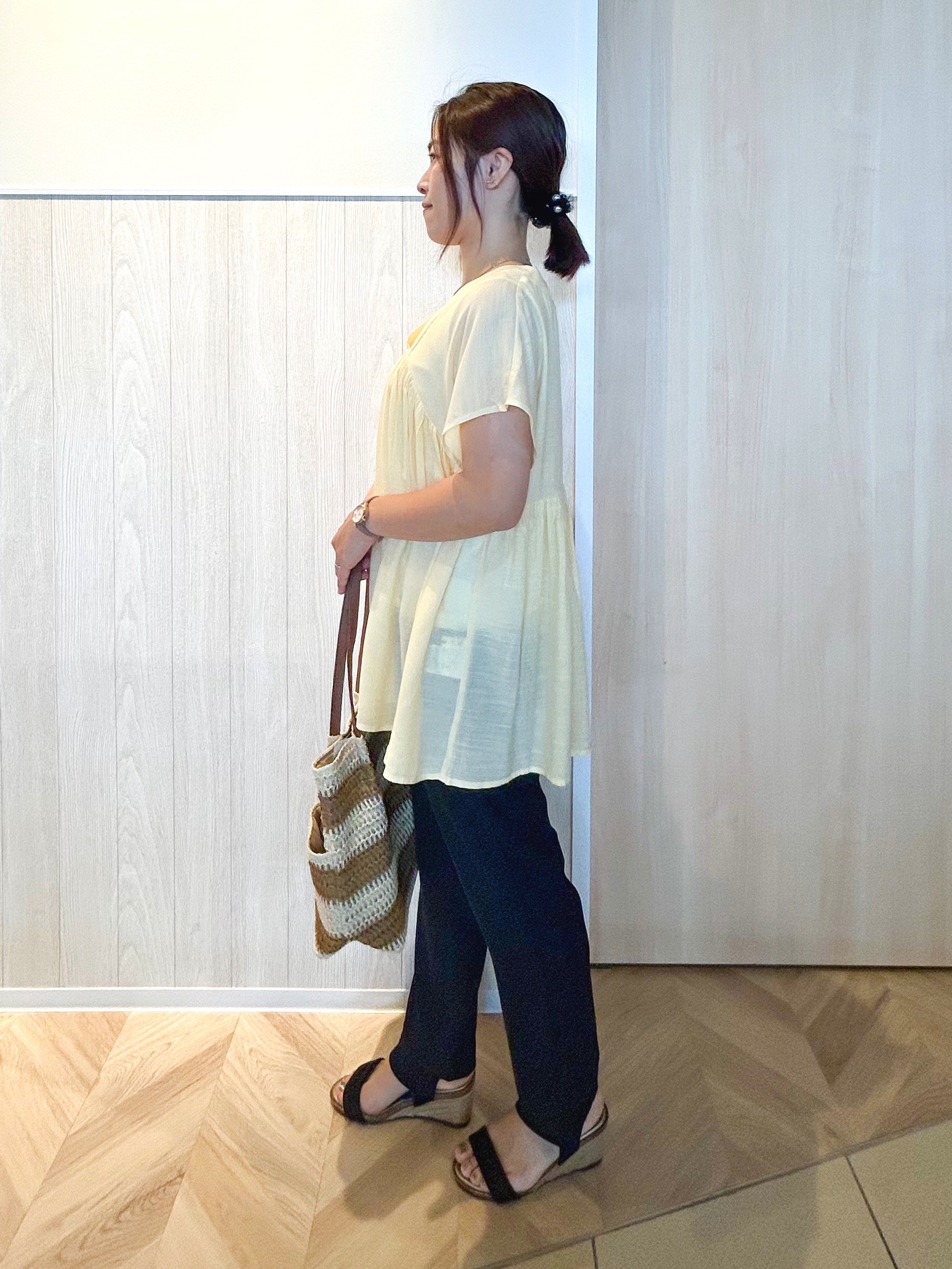 tomoさんの「SHOO･LA･RUE｜【ひんやり/UV/体型カバー】インせず着られる Vネックギャザーブラウス」を使ったコーディネート