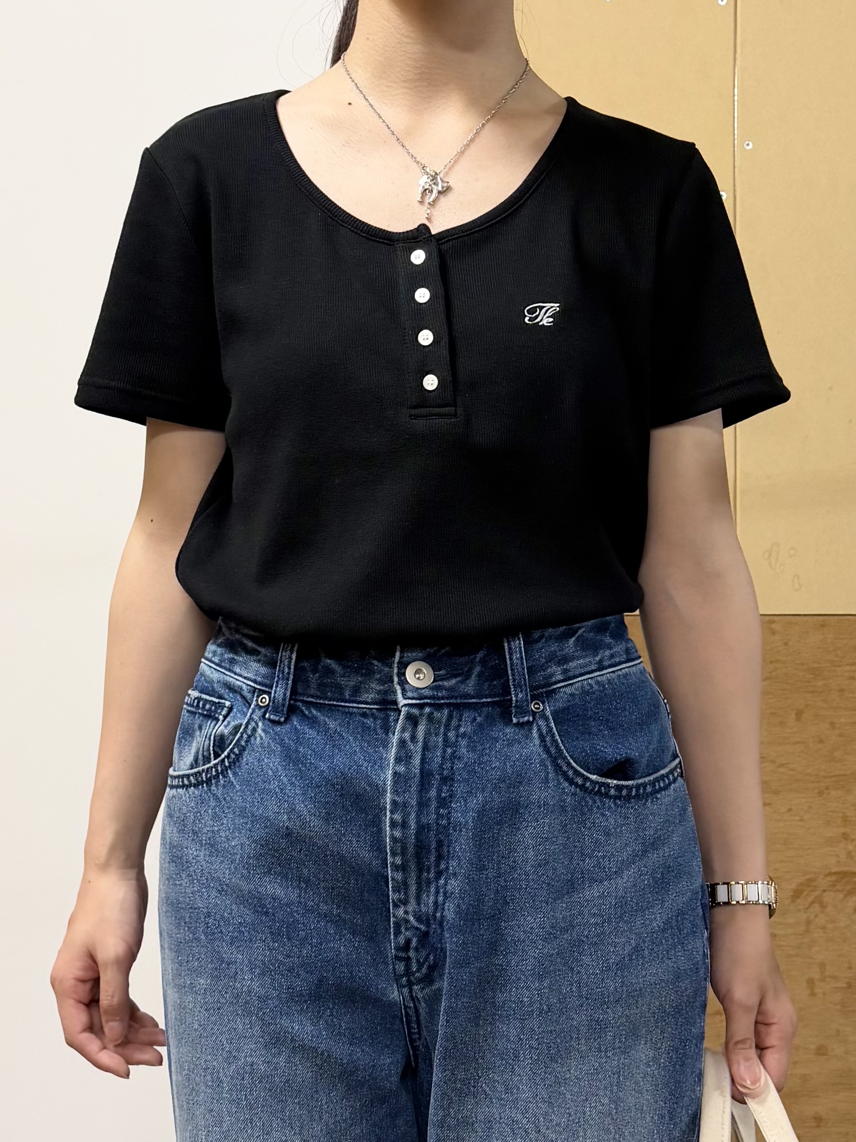 sahoさんの「THE SHOP TK｜ヘンリーネック ワンポイント刺繍トップス」を使ったコーディネート