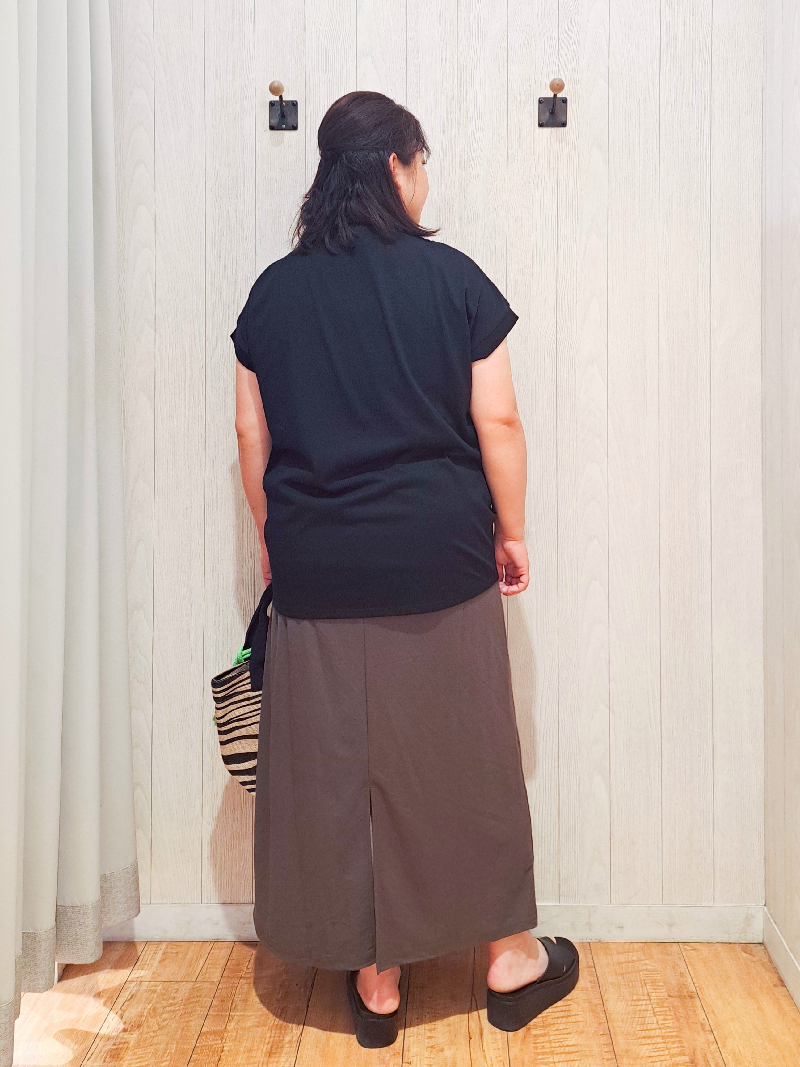 kotomiさんの「SHOO･LA･RUE｜【汗じみ防止/ひんやり/S-LL】インせず着られる 刺繍ロゴTシャツ」を使ったコーディネート