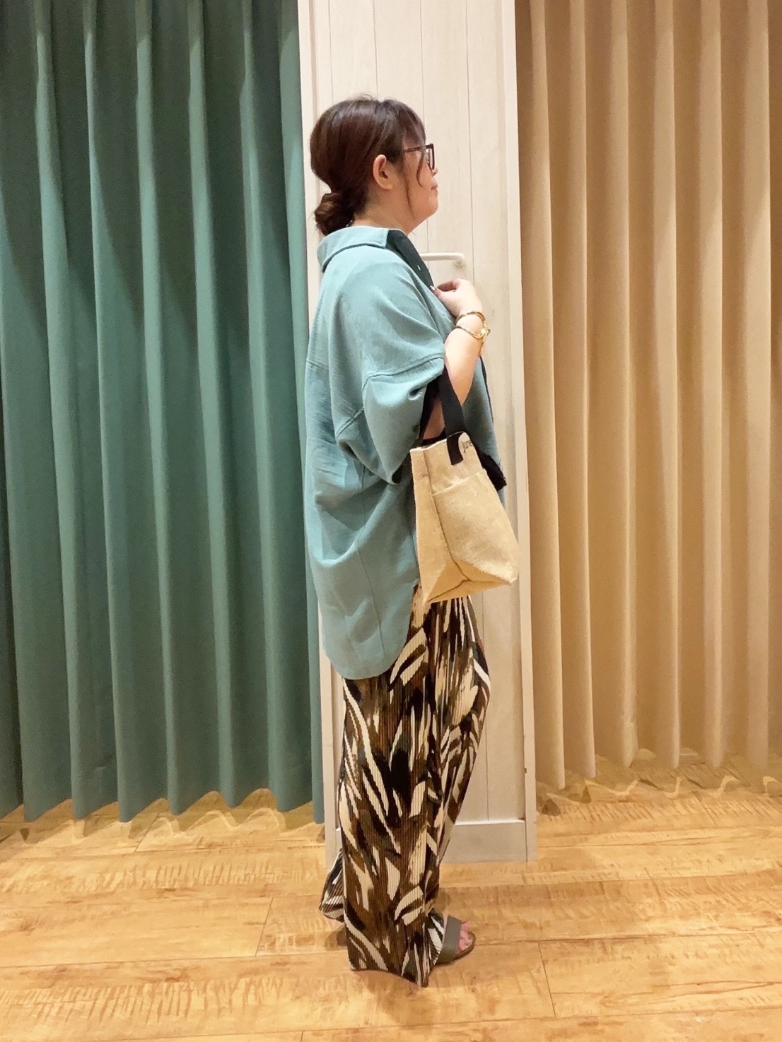 タガさんの「SHOO･LA･RUE｜【高レビュー/洗濯後しわになりにくい/体型カバー】きちんとゆるっと 大人の抜け感 ポンチョ風カラーシ」を使ったコーディネート