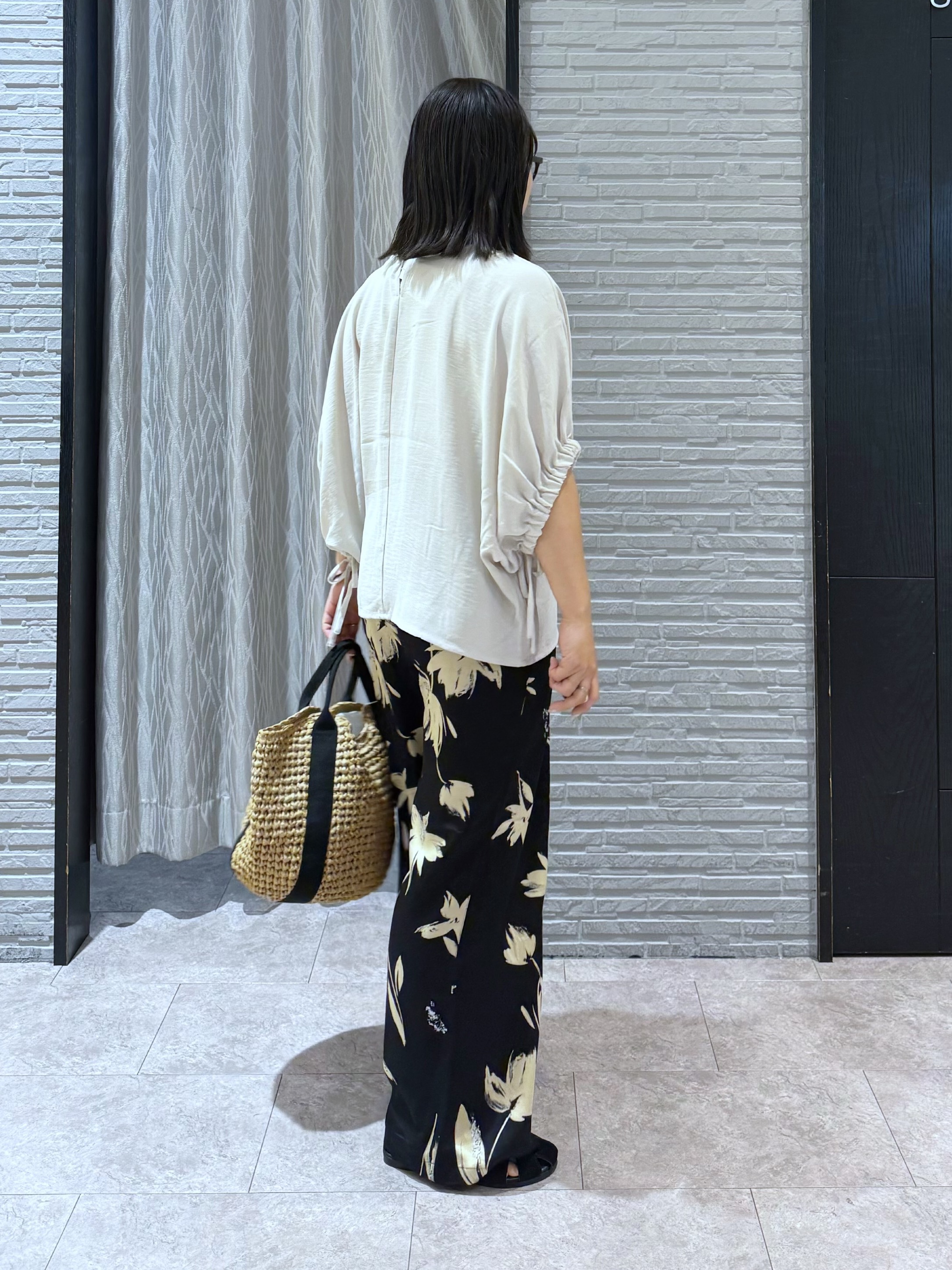 chさんの「THE SHOP TK｜【ひんやり/防しわ/UV/吸水速乾】袖ドロストドルマントップス」を使ったコーディネート