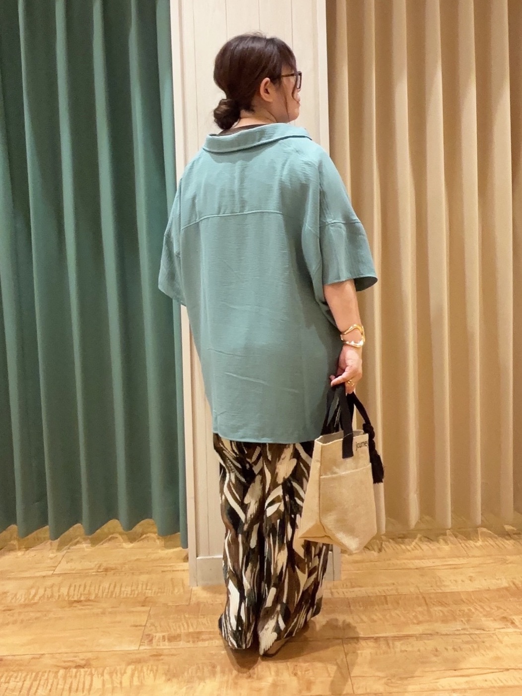 タガさんの「SHOO･LA･RUE｜【高レビュー/洗濯後しわになりにくい/体型カバー】きちんとゆるっと 大人の抜け感 ポンチョ風カラーシ」を使ったコーディネート
