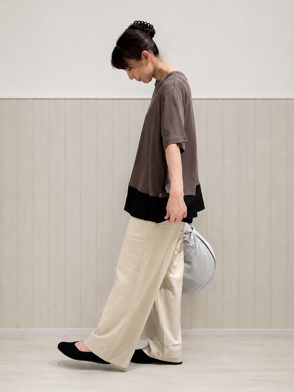 まつみさんの「SHOO･LA･RUE｜【ひんやり/UV/抗菌防臭】体型カバーも叶う 裾切り替えAライントップス」を使ったコーディネート