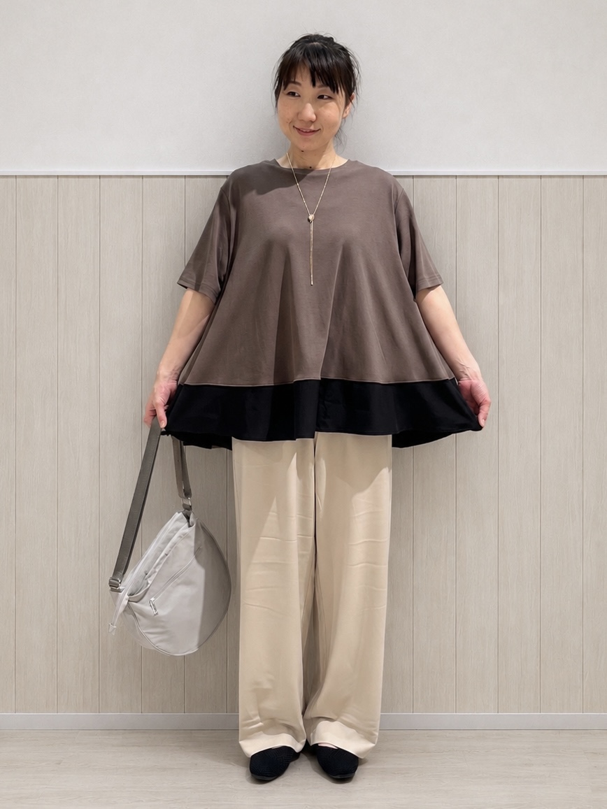 まつみさんの「SHOO･LA･RUE｜【ひんやり/UV/抗菌防臭】体型カバーも叶う 裾切り替えAライントップス」を使ったコーディネート