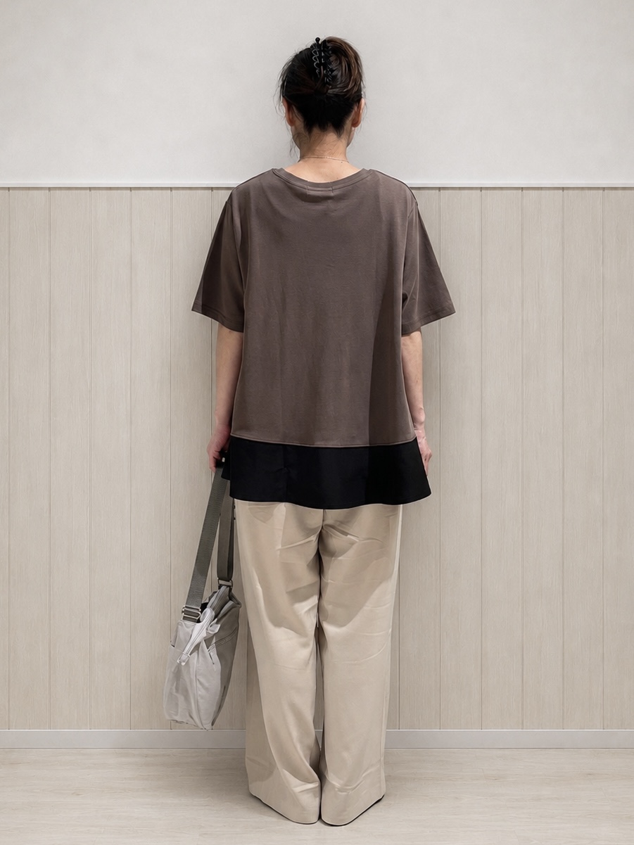 まつみさんの「SHOO･LA･RUE｜【ひんやり/UV/抗菌防臭】体型カバーも叶う 裾切り替えAライントップス」を使ったコーディネート