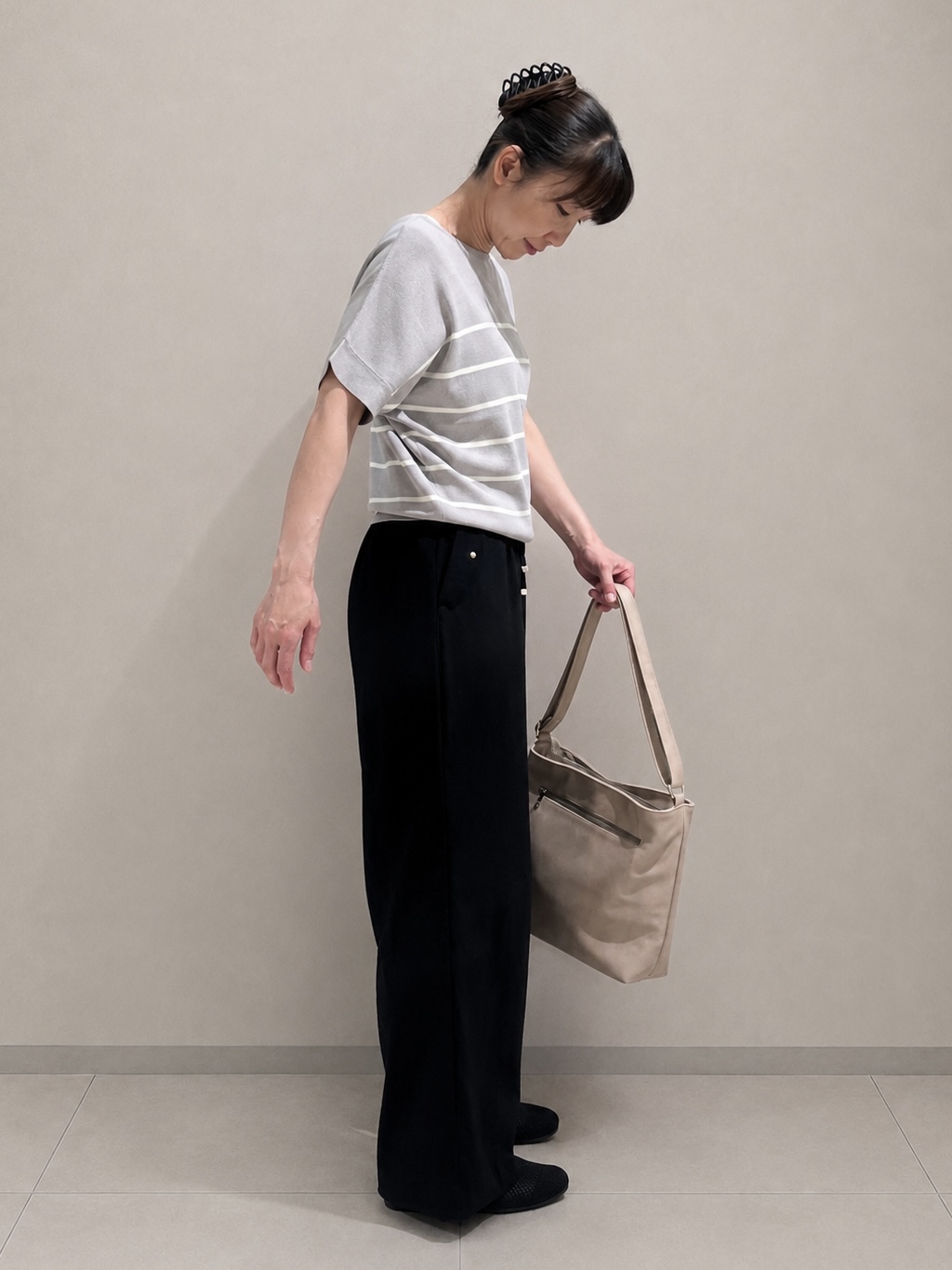 まつみさんの「SHOO･LA･RUE｜【毎日洗える/ひんやり/UV/S-LL】二の腕隠れる さらっとドルマン半袖ニット」を使ったコーディネート