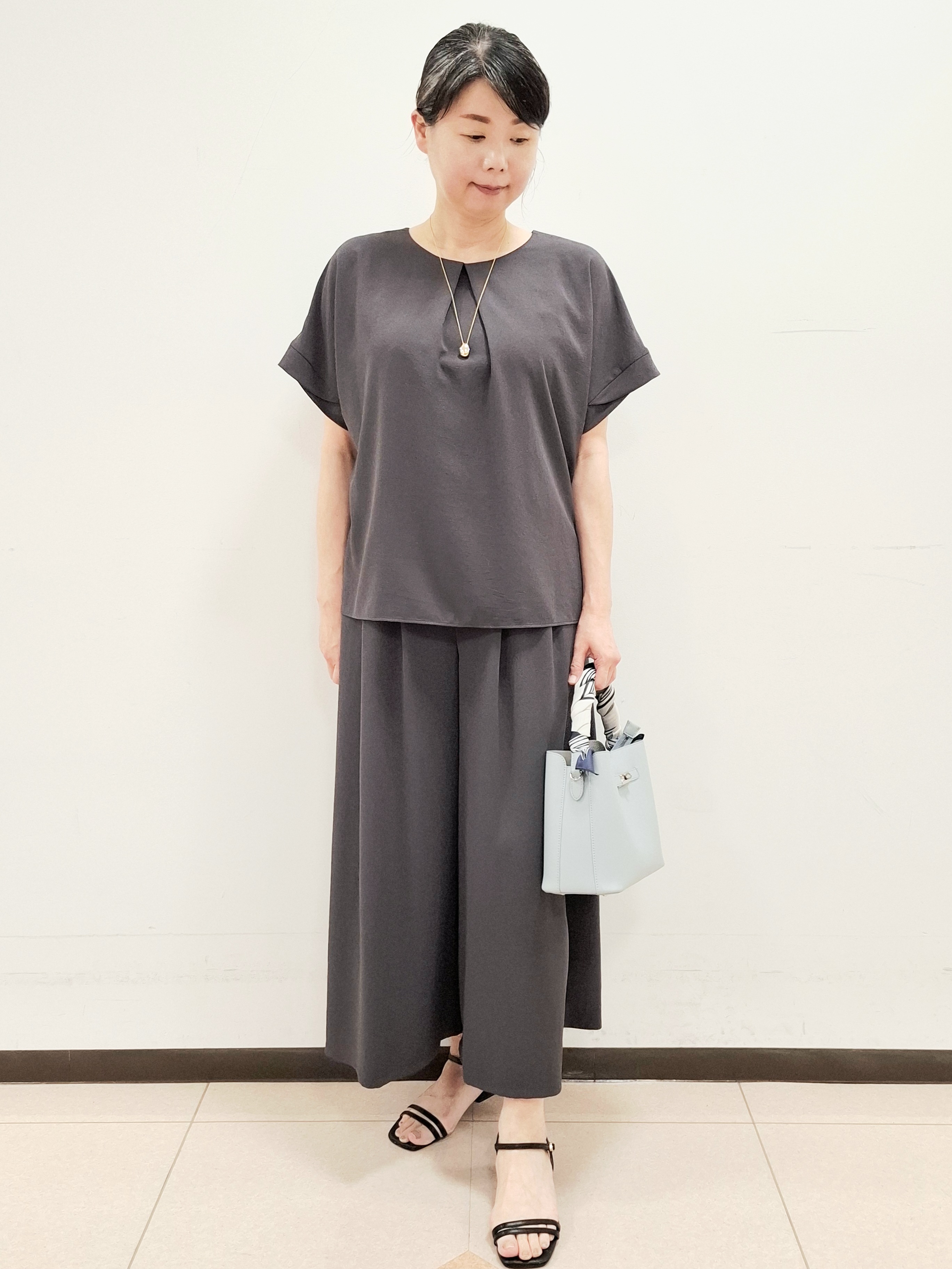 ねぎさんの「UNTITLED｜【接触冷感/通気性/洗える】フロントフリルブラウス」を使ったコーディネート