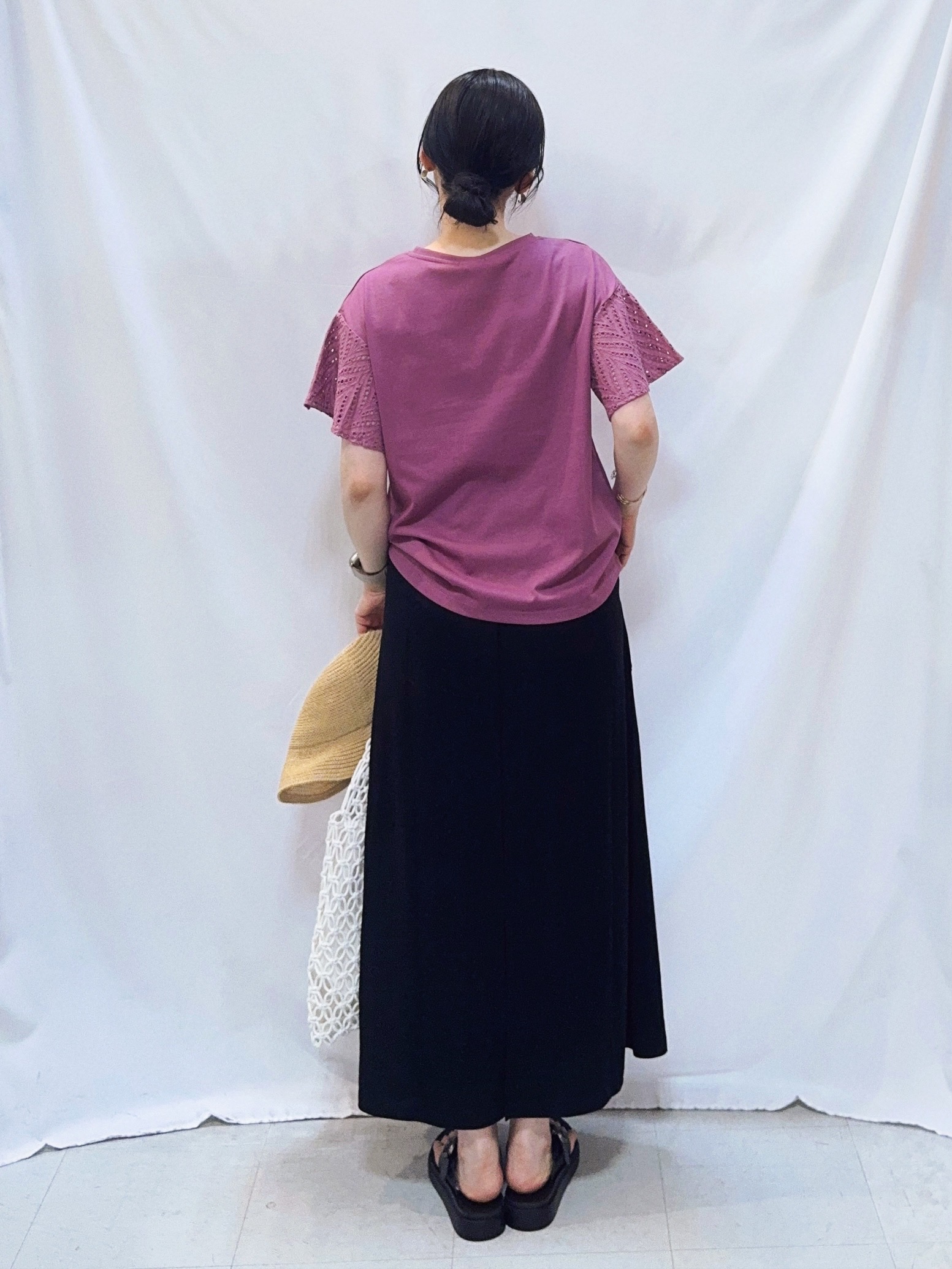 𝐇𝐢𝐫𝐨𝐦𝐢さんの「SHOO･LA･RUE｜【汗じみ防止/ひんやり/S-LL】レースが華やか お袖フレアTシャツ」を使ったコーディネート