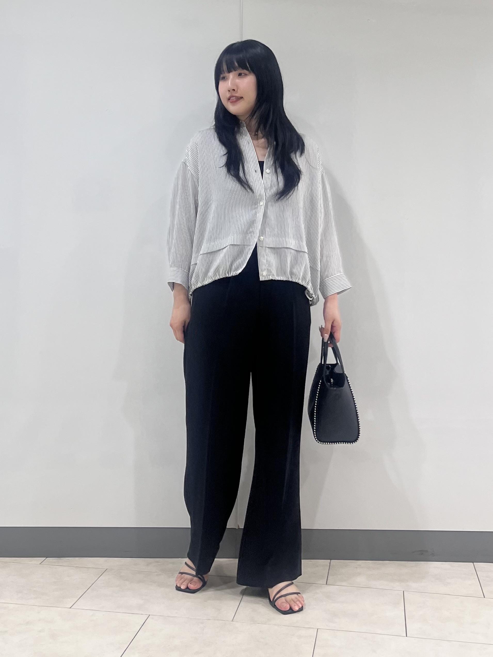 hasuさんの「INDIVI｜【接触冷感／洗える／2WAY】ドロスト付 シアーシャンブレーシャツ」を使ったコーディネート
