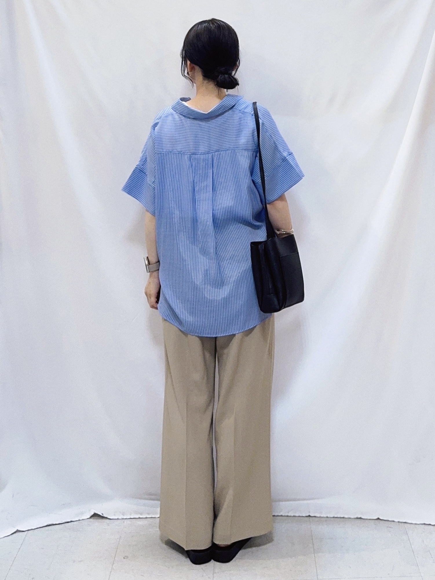 𝐇𝐢𝐫𝐨𝐦𝐢さんの「SHOO･LA･RUE｜【2点セット/S-LL/洗濯機可】時短でコーデ決まる スラブスキッパーシャツ＋タンクトップ」を使ったコーディネート