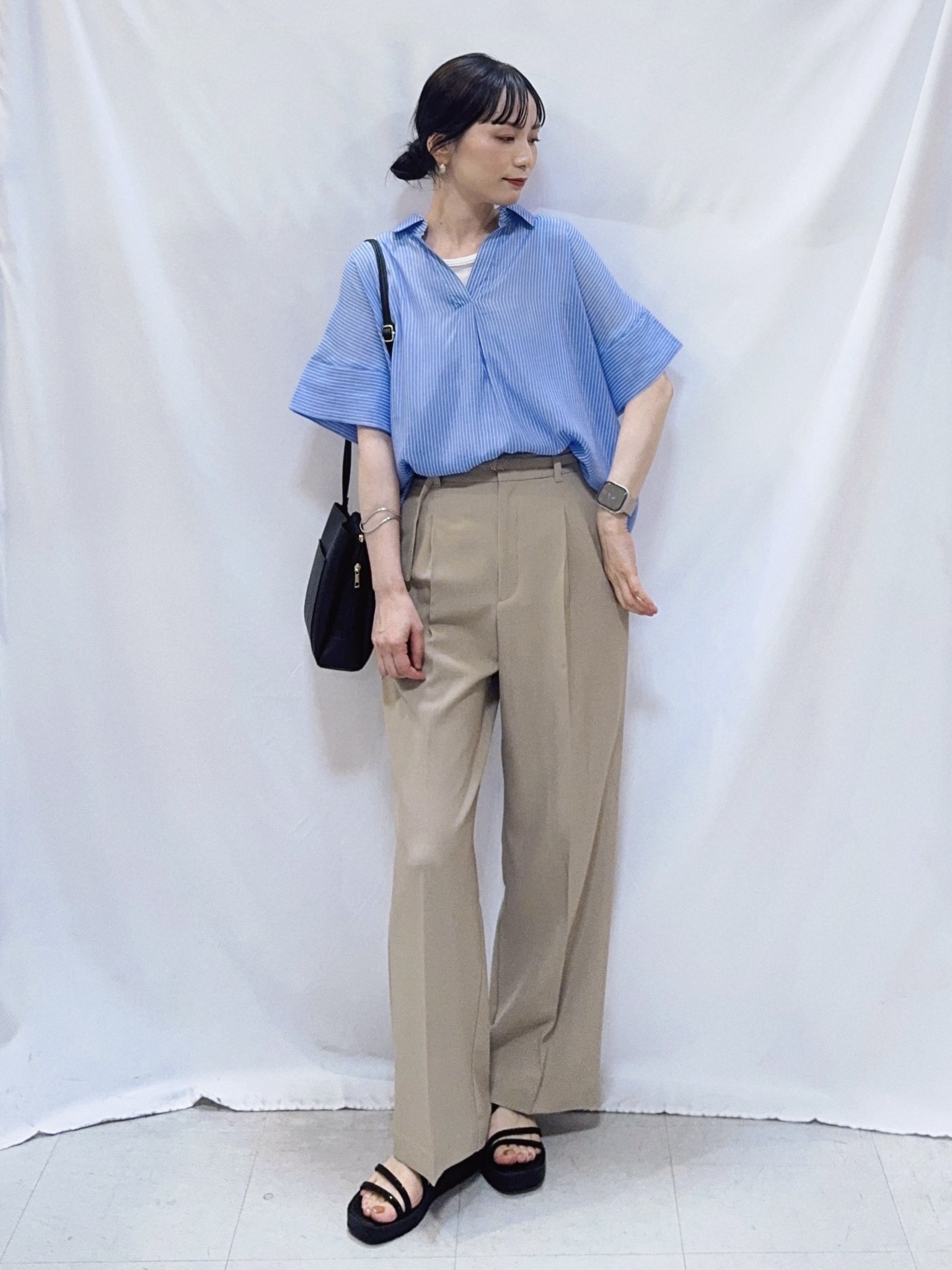 𝐇𝐢𝐫𝐨𝐦𝐢さんの「SHOO･LA･RUE｜【2点セット/S-LL/洗濯機可】時短でコーデ決まる スラブスキッパーシャツ＋タンクトップ」を使ったコーディネート