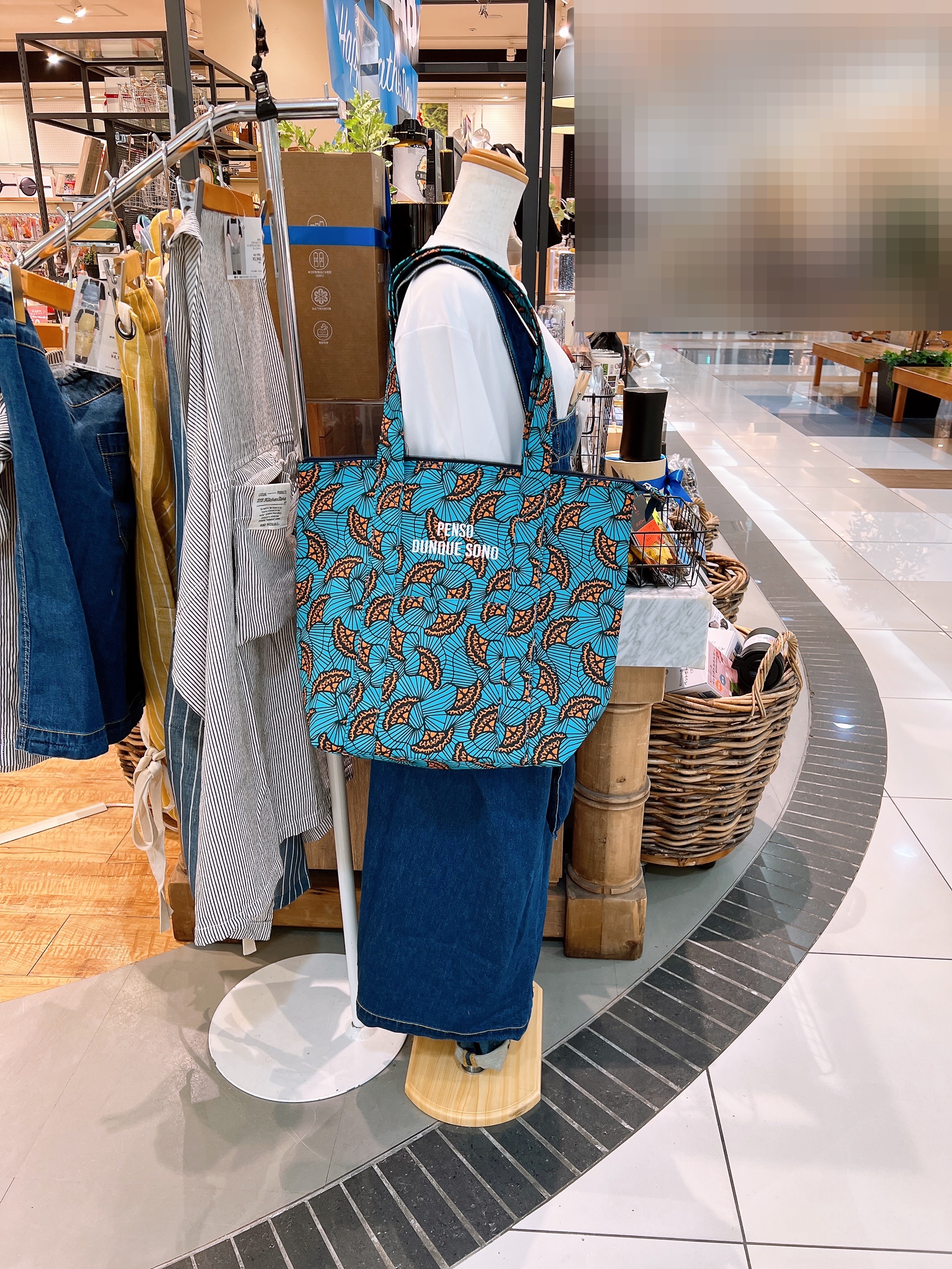MUさんの「212 KITCHEN STORE｜ラタプリント保冷トート リーフ BL」を使ったコーディネート