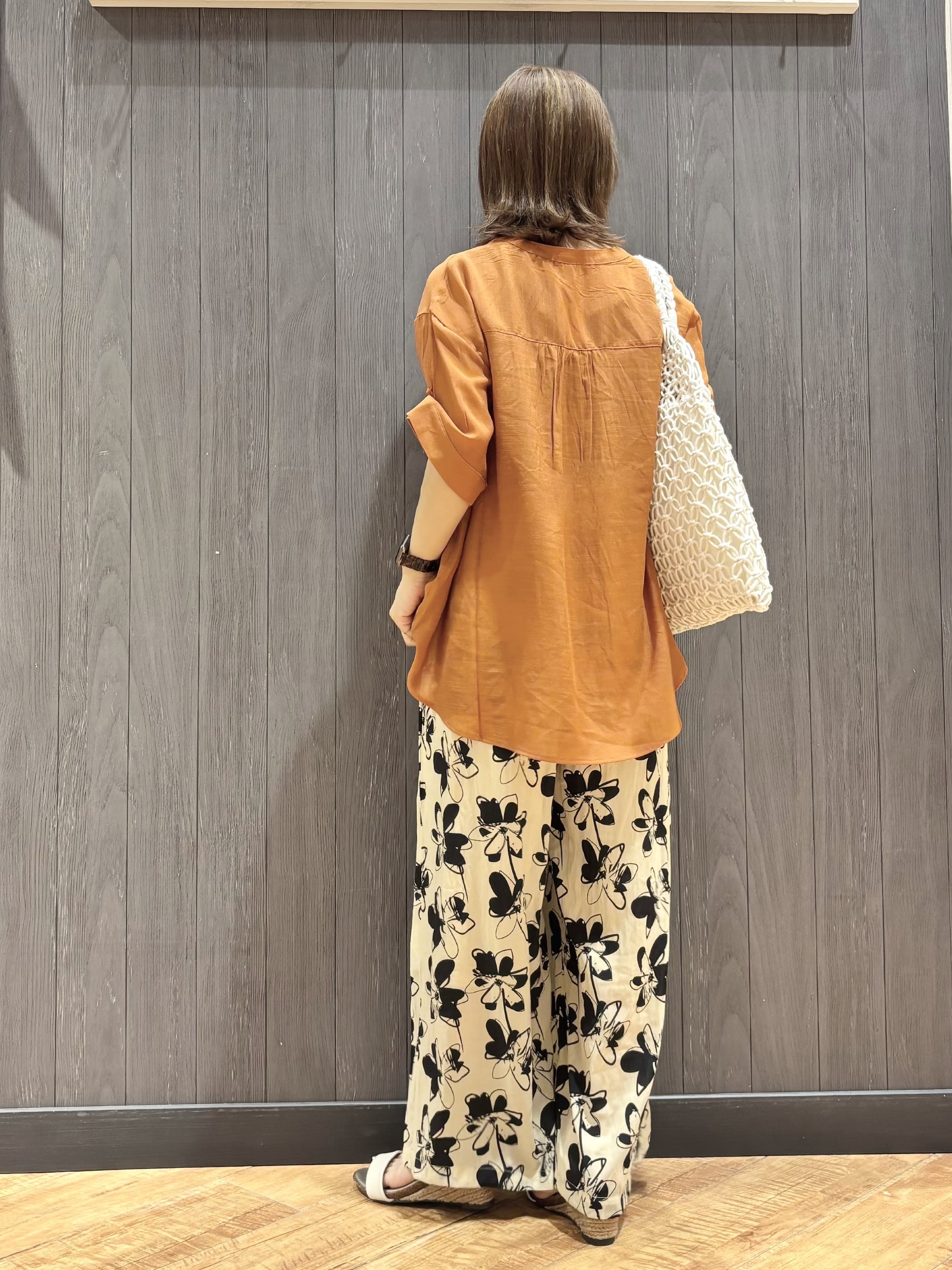 meiさんの「SHOO･LA･RUE｜【ひんやり/UV】お袖の長さが調整出来る シャーリングスキッパーブラウス」を使ったコーディネート