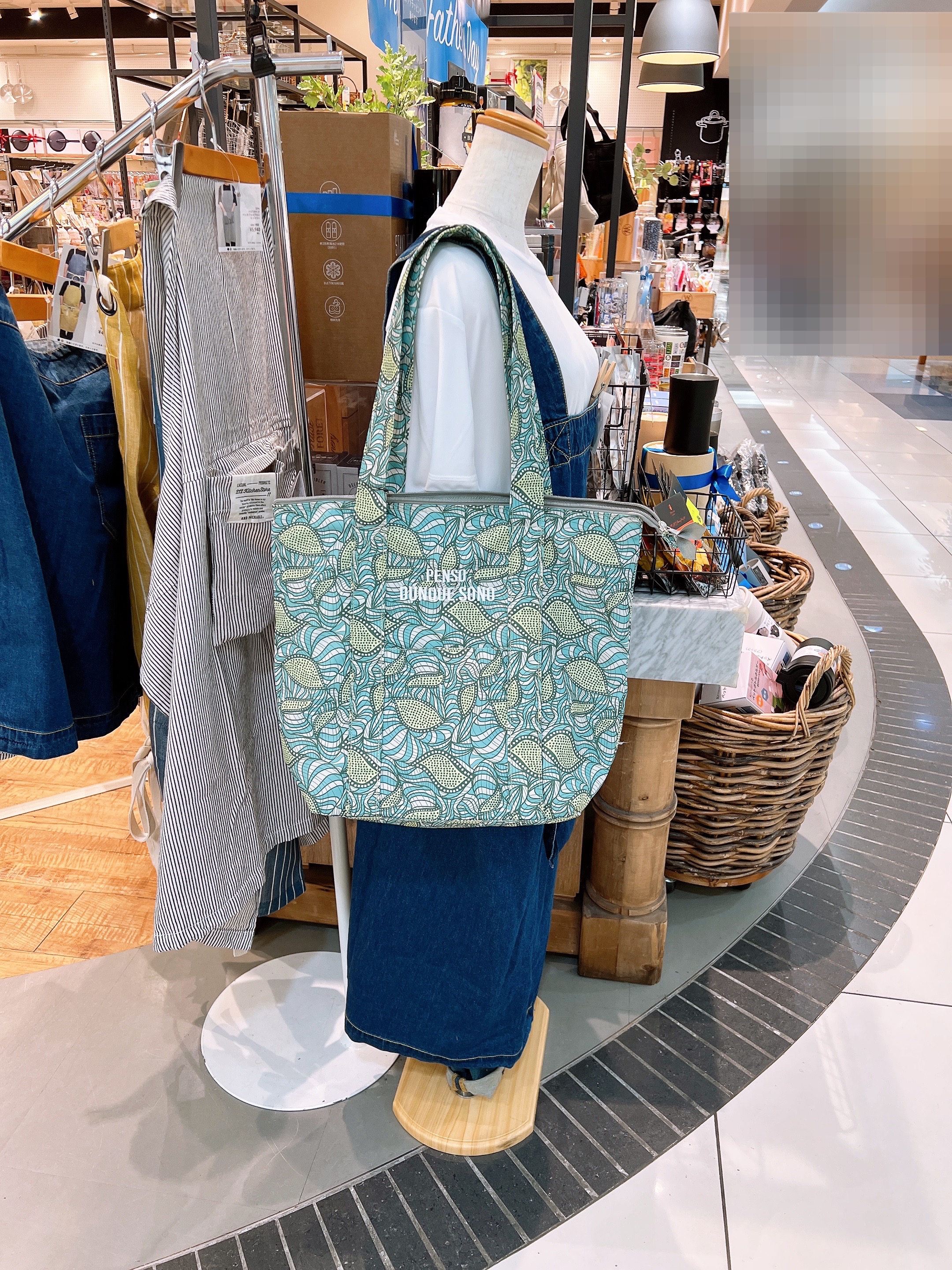 MUさんの「212 KITCHEN STORE｜ラタプリント保冷トート リーフ BL」を使ったコーディネート