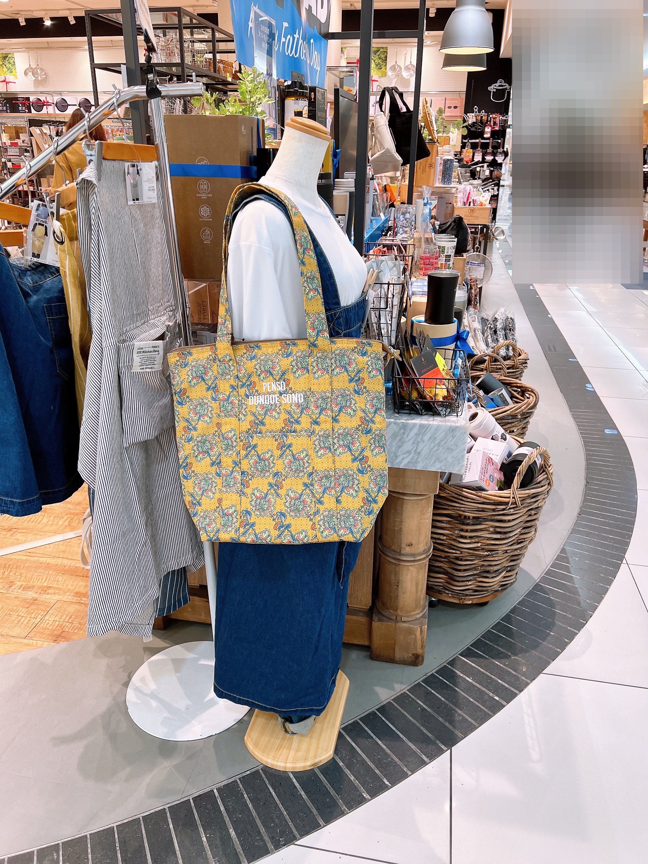 MUさんの「212 KITCHEN STORE｜ラタプリント保冷トート リーフ BL」を使ったコーディネート