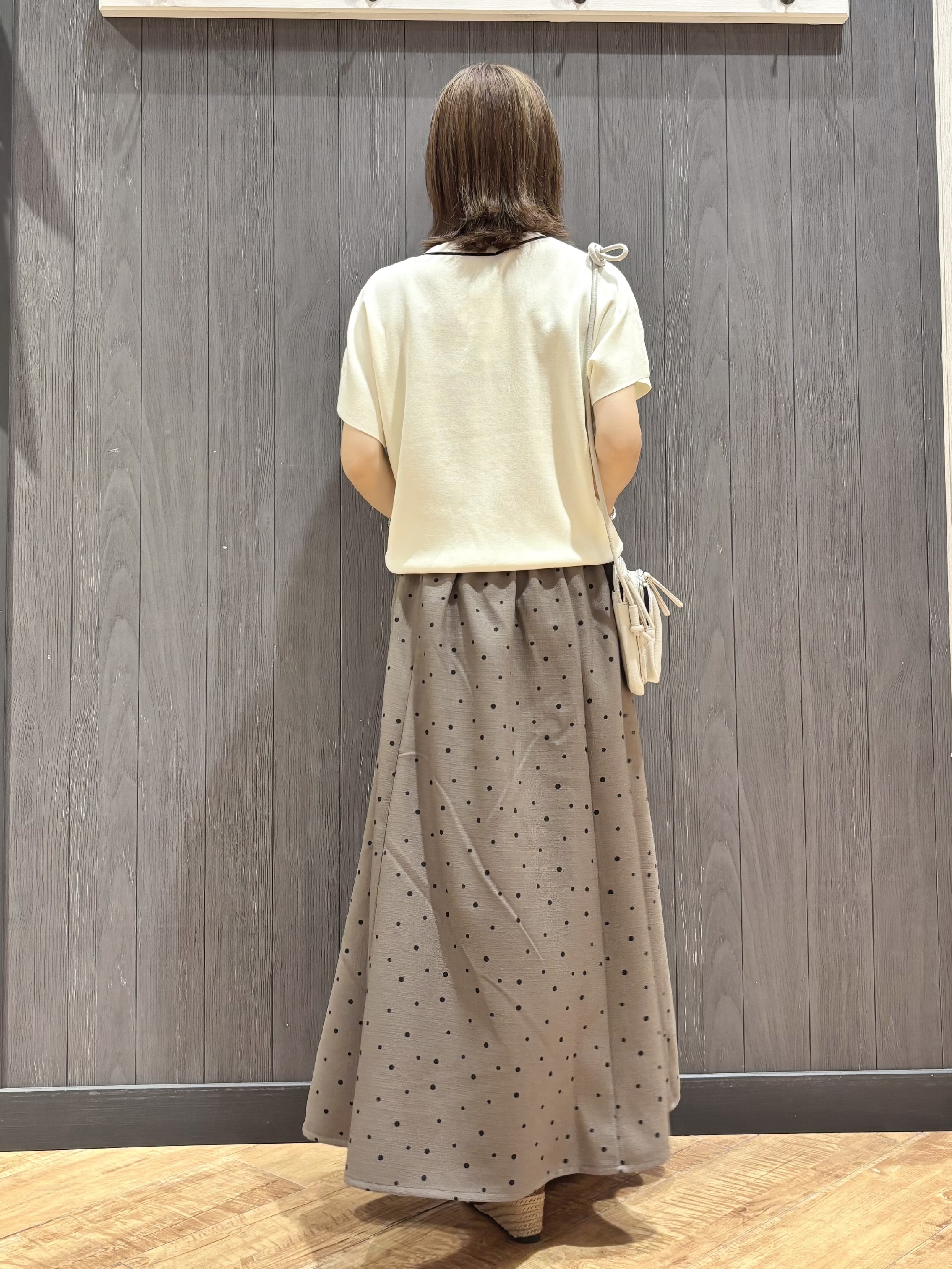 meiさんの「SHOO･LA･RUE｜【毎日洗える/ひんやり/UV/S-LL】 毛玉になりにくい配色ボウタイ半袖ニット」を使ったコーディネート