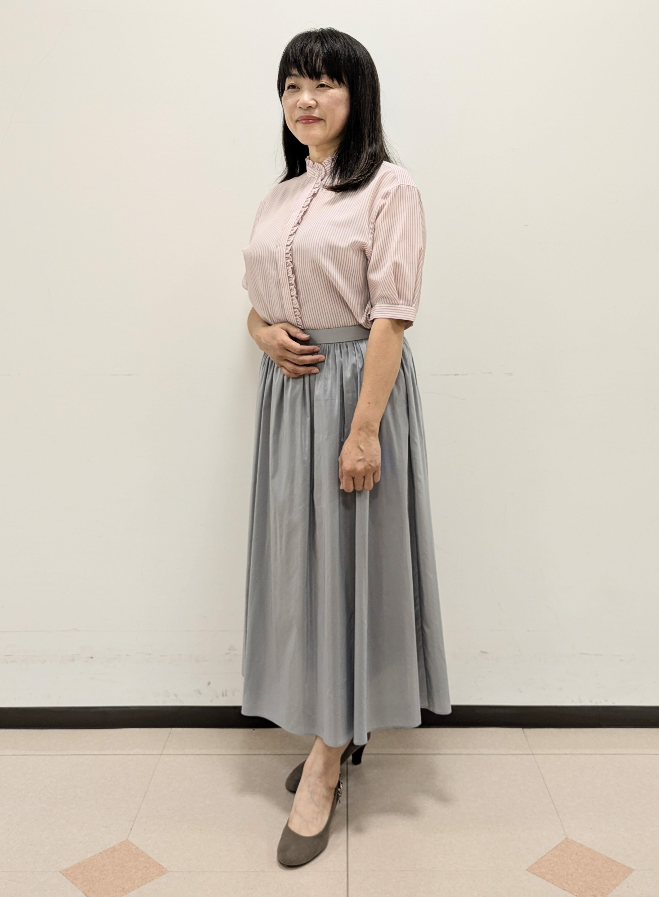 ともさんの「UNTITLED｜【接触冷感/通気性/洗える】スタンドカラーフリルブラウス」を使ったコーディネート