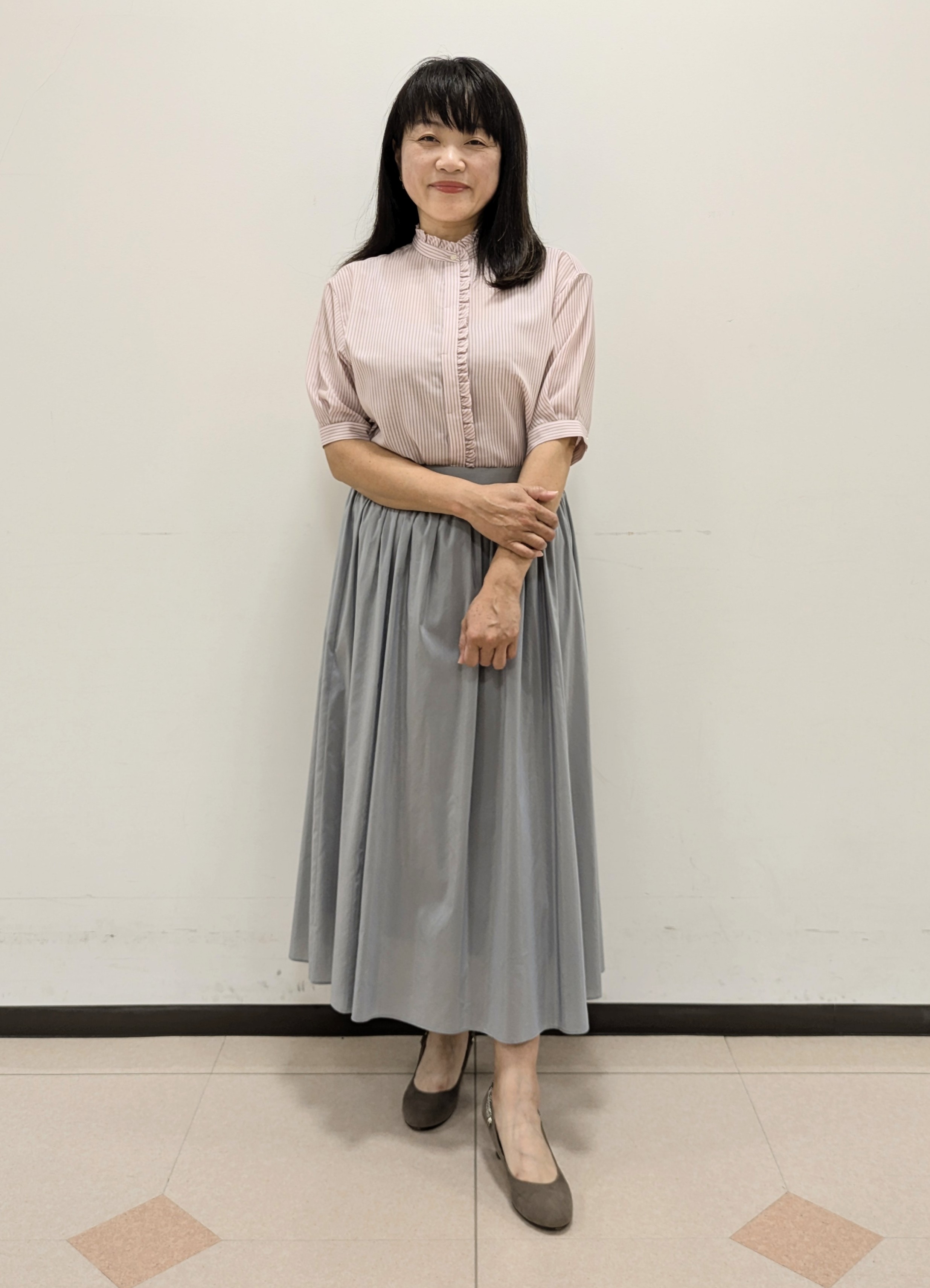 ともさんの「UNTITLED｜【接触冷感/通気性/洗える】スタンドカラーフリルブラウス」を使ったコーディネート