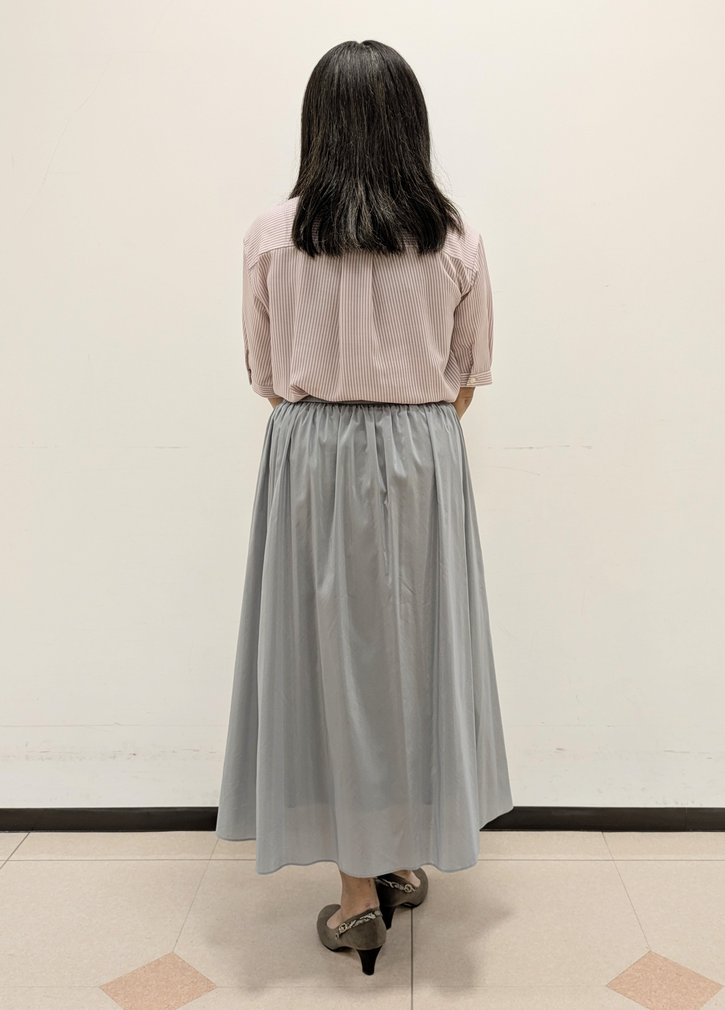ともさんの「UNTITLED｜【接触冷感/通気性/洗える】スタンドカラーフリルブラウス」を使ったコーディネート