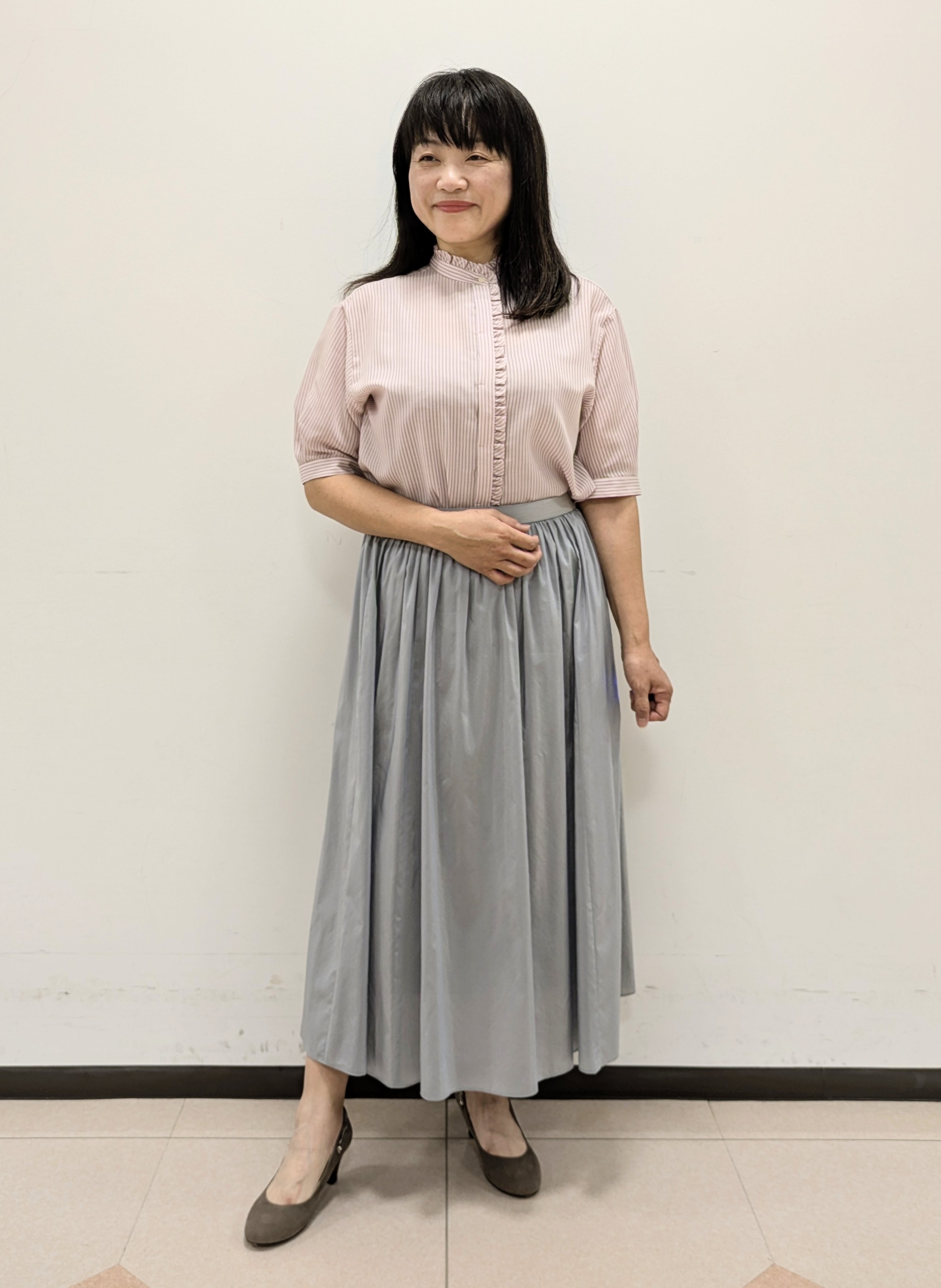 ともさんの「UNTITLED｜【接触冷感/通気性/洗える】スタンドカラーフリルブラウス」を使ったコーディネート