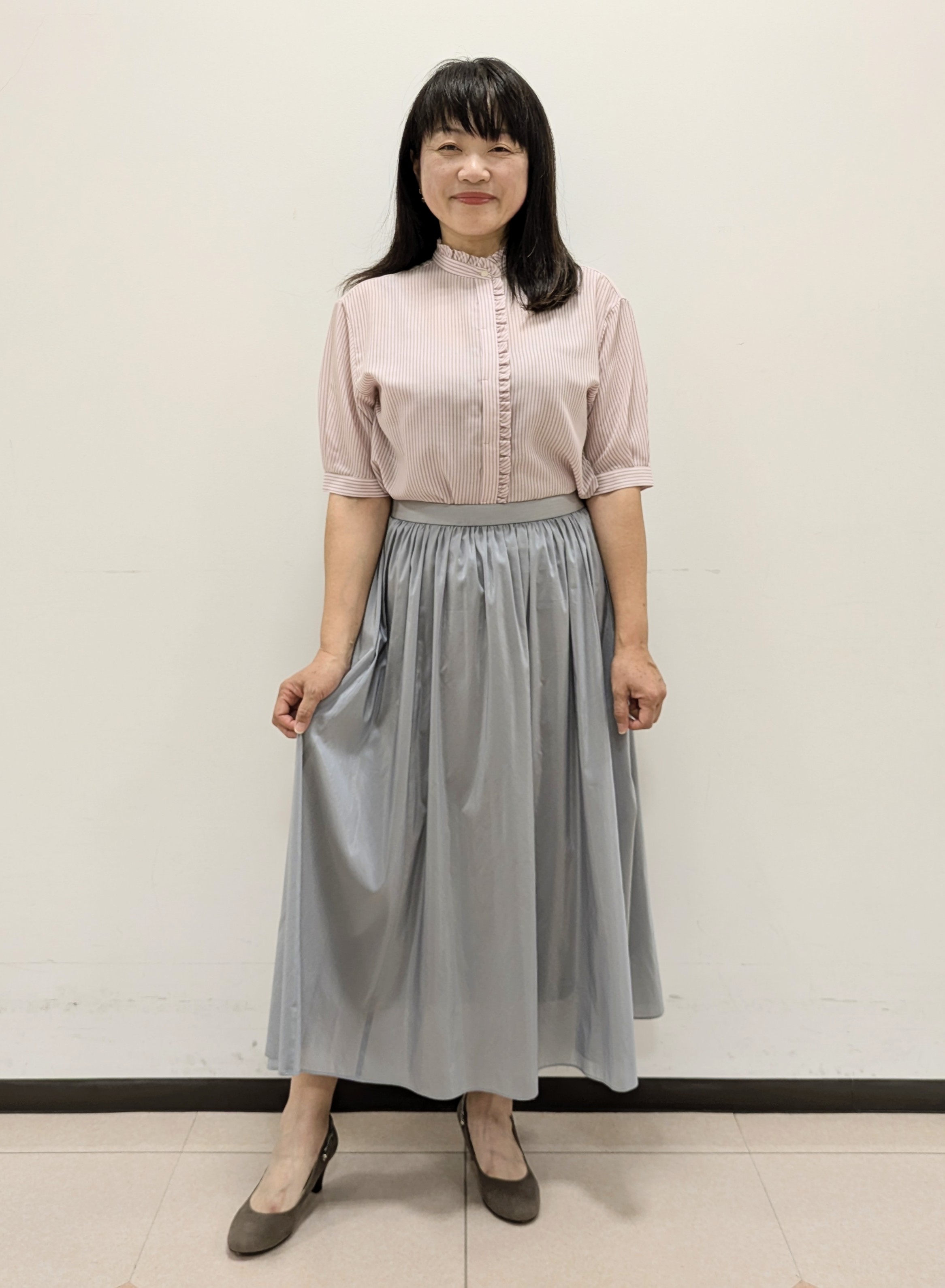 ともさんの「UNTITLED｜【接触冷感/通気性/洗える】スタンドカラーフリルブラウス」を使ったコーディネート