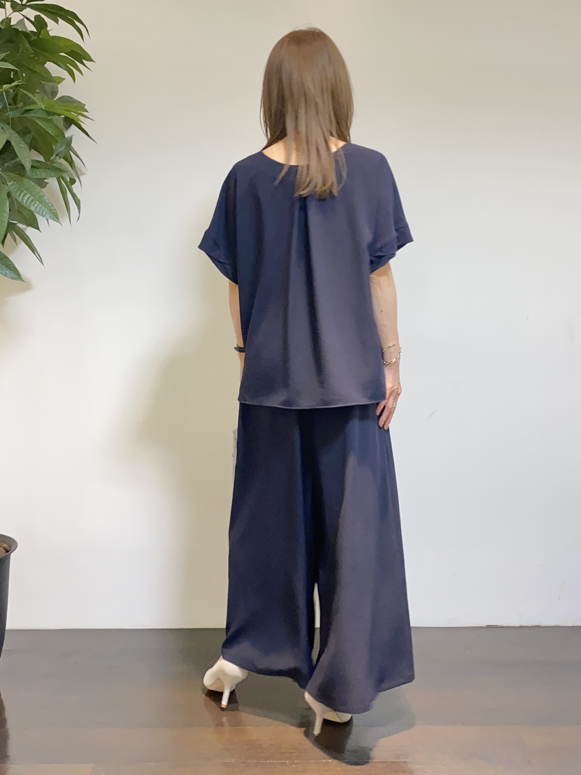tomoさんの「UNTITLED｜【前後2WAY/はっ水/セットアップ可】リラクシーフレンチスリーブブラウス」を使ったコーディネート
