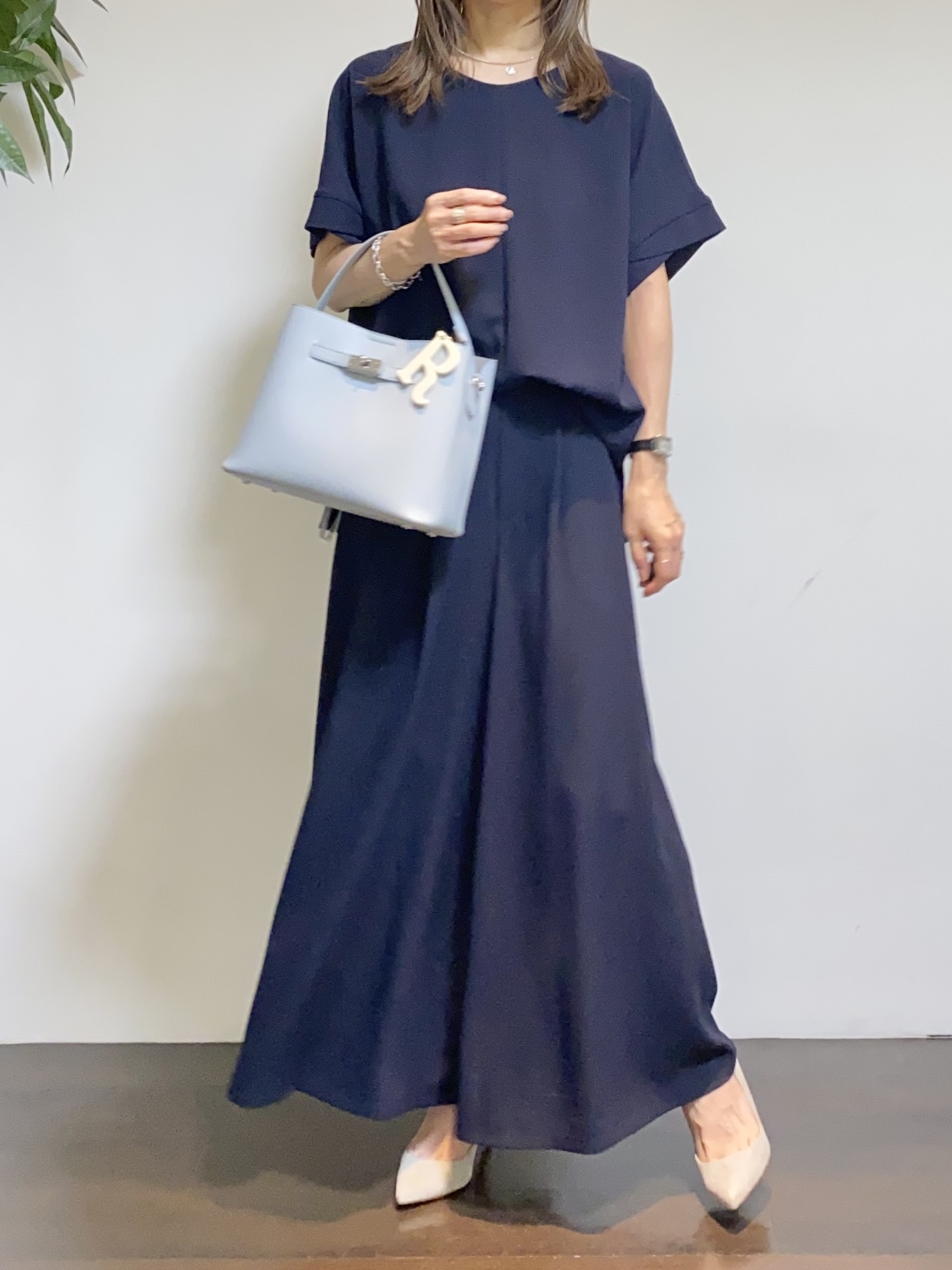 tomoさんの「UNTITLED｜【前後2WAY/はっ水/セットアップ可】リラクシーフレンチスリーブブラウス」を使ったコーディネート