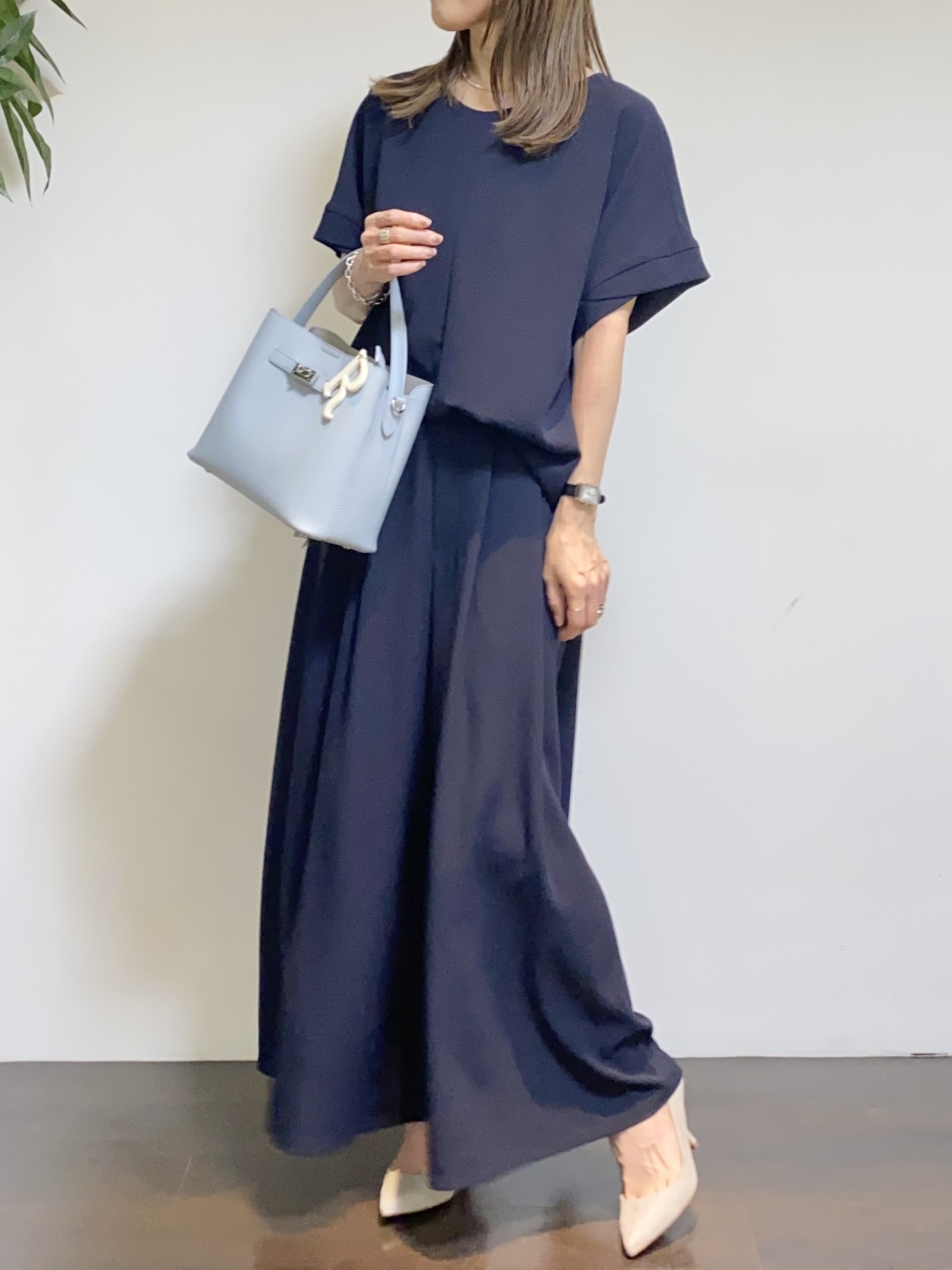 tomoさんの「UNTITLED｜【前後2WAY/はっ水/セットアップ可】リラクシーフレンチスリーブブラウス」を使ったコーディネート