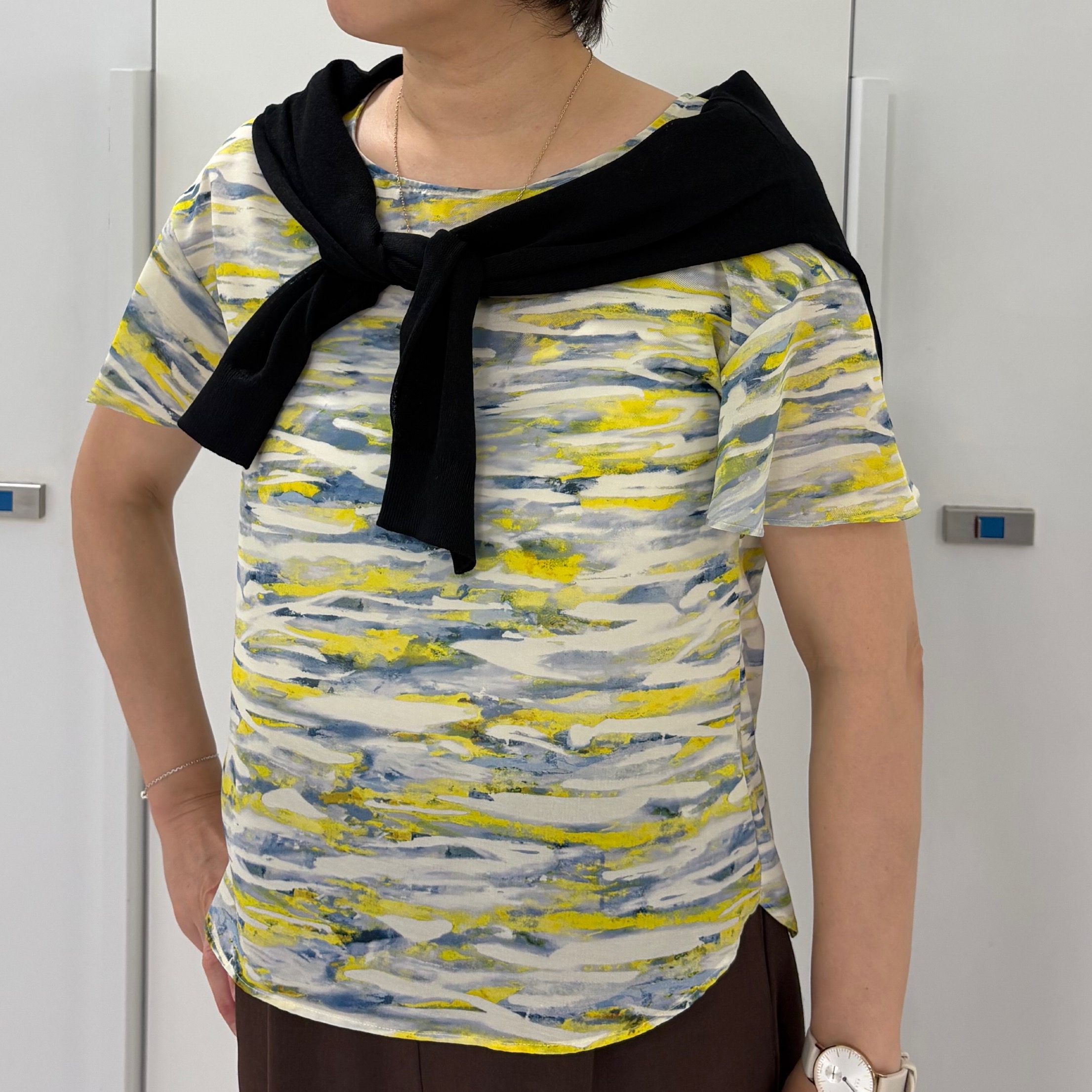 hIさんの「COUP DE CHANCE｜【手洗い可／日本製】プリント柄ブラウス」を使ったコーディネート