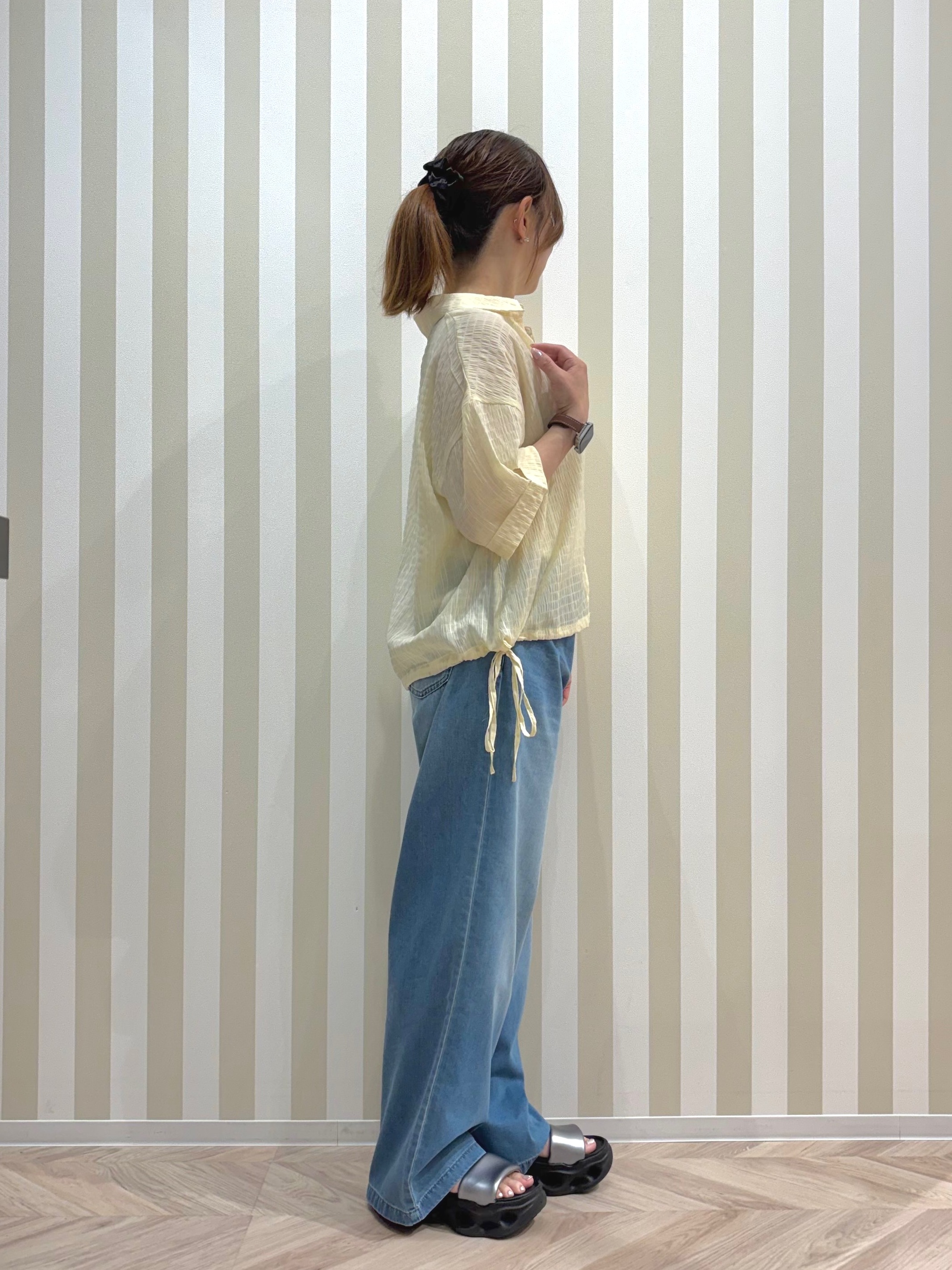 ナギさんの「SHOO･LA･RUE｜【S-LL/洗濯機可/体型カバー】さらさら シャーリングシフォン 裾ドロストシャツ」を使ったコーディネート