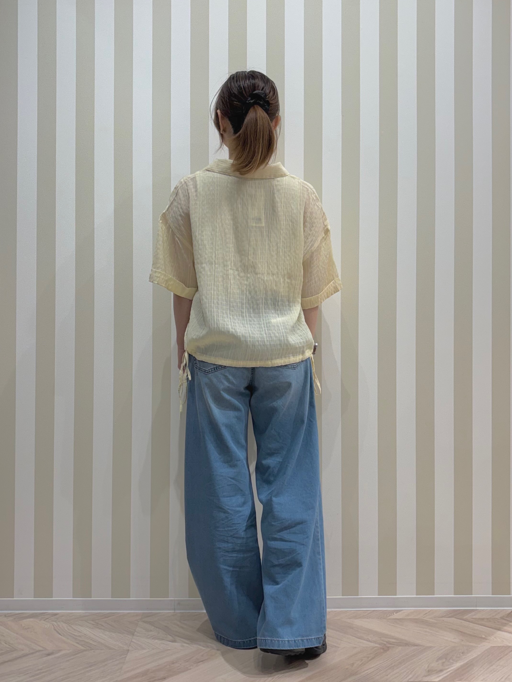 ナギさんの「SHOO･LA･RUE｜【S-LL/洗濯機可/体型カバー】さらさら シャーリングシフォン 裾ドロストシャツ」を使ったコーディネート