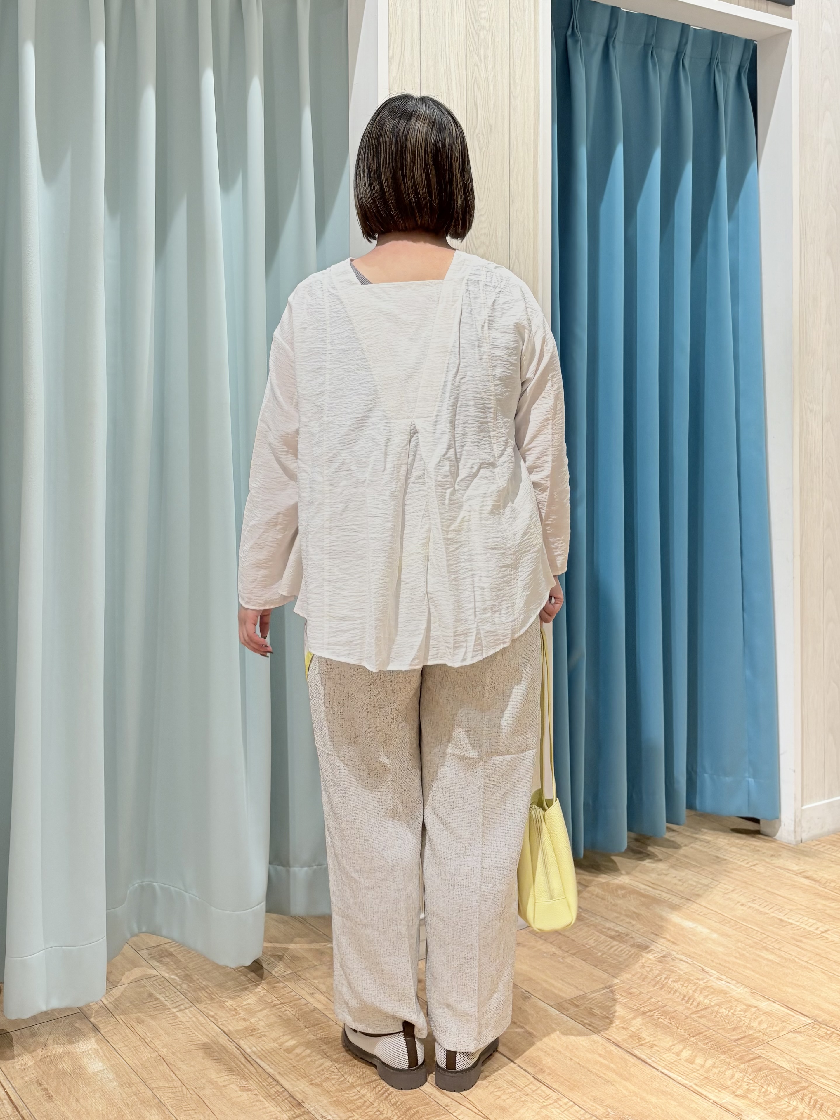 砂糖さんの「SHOO･LA･RUE｜【洗濯機可/S-LL】お顔周りすっきり 大人のシアーシャツカーディガン」を使ったコーディネート