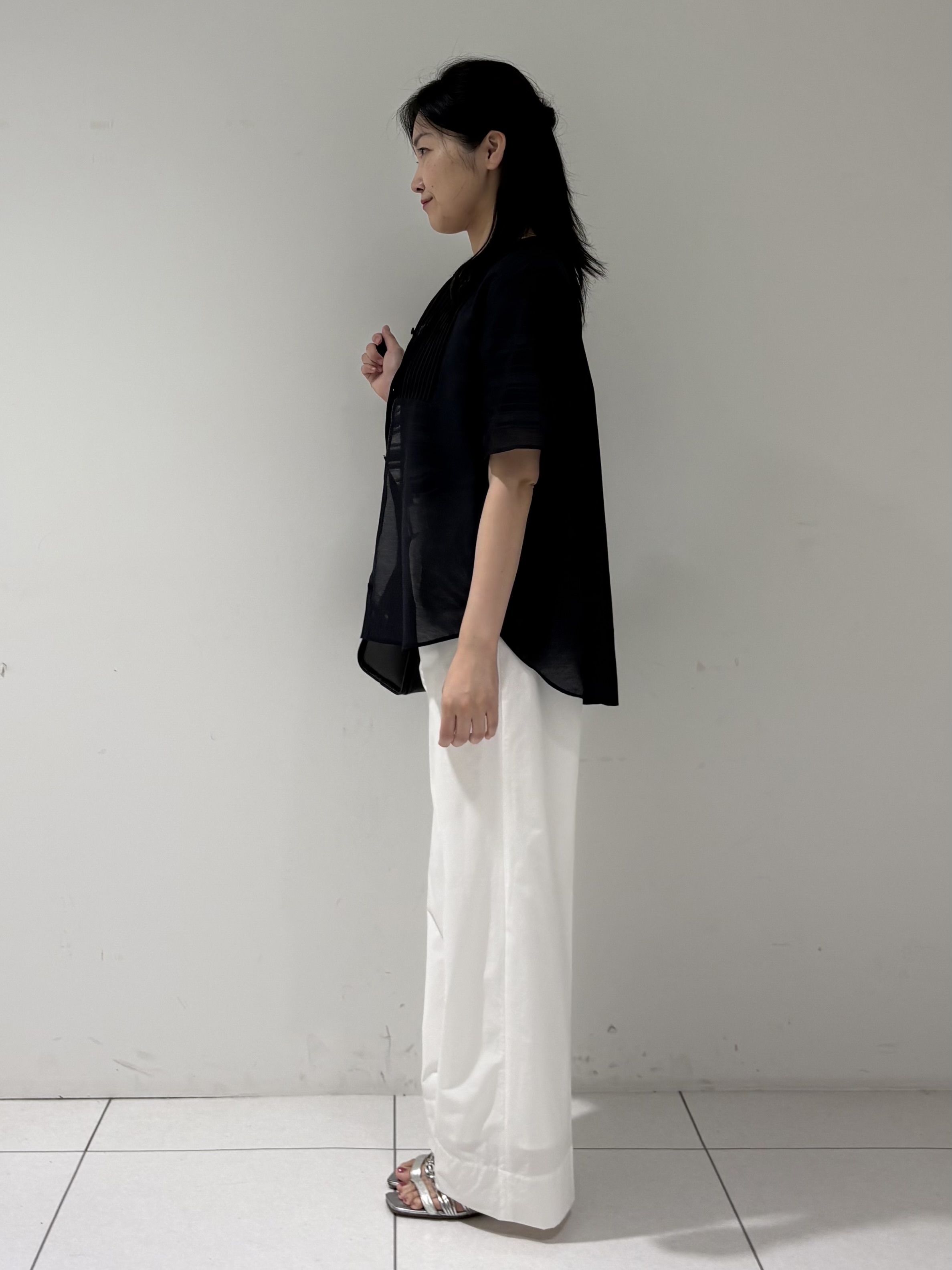momokoさんの「INDIVI｜【接触冷感/洗える】シアーシャンブレーピンタックブラウス」を使ったコーディネート