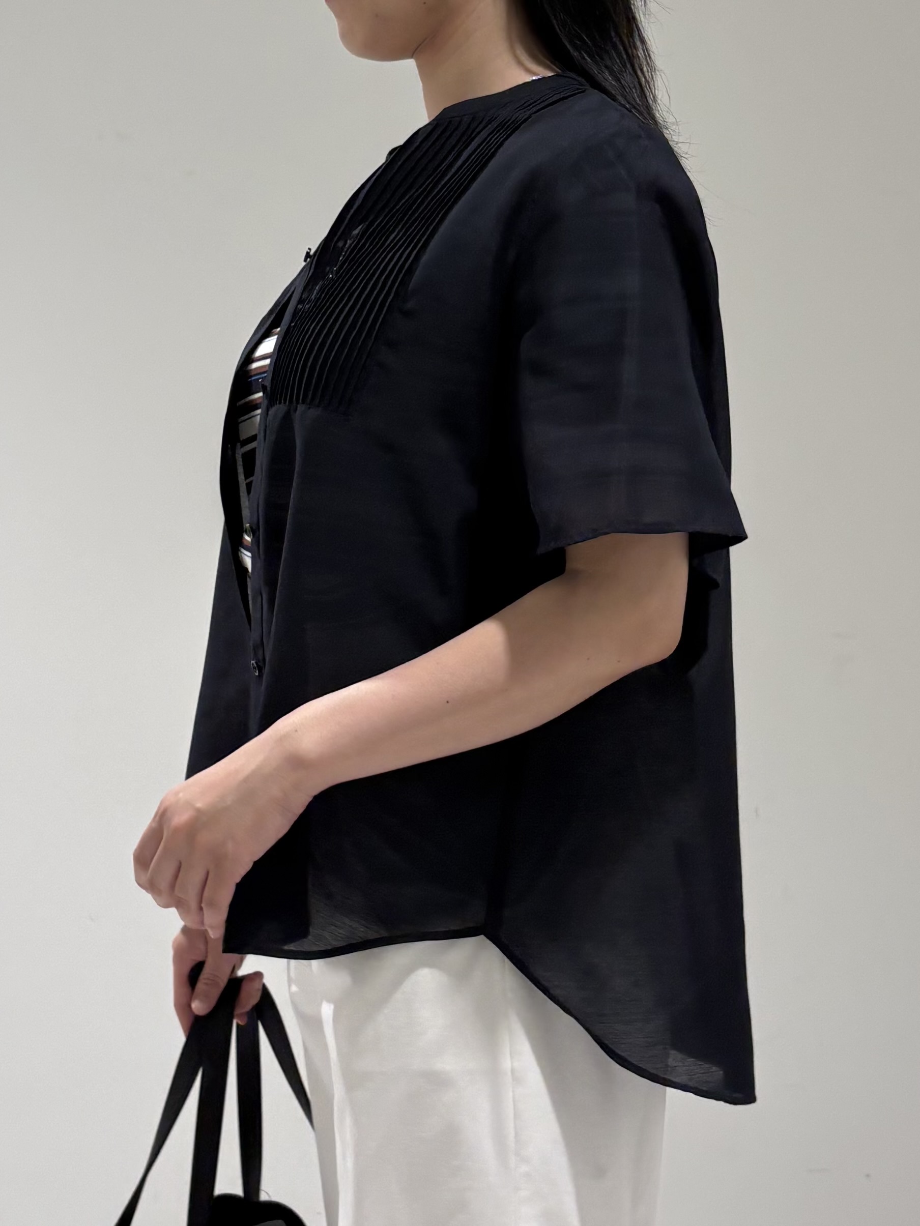 momokoさんの「INDIVI｜【接触冷感/洗える】シアーシャンブレーピンタックブラウス」を使ったコーディネート