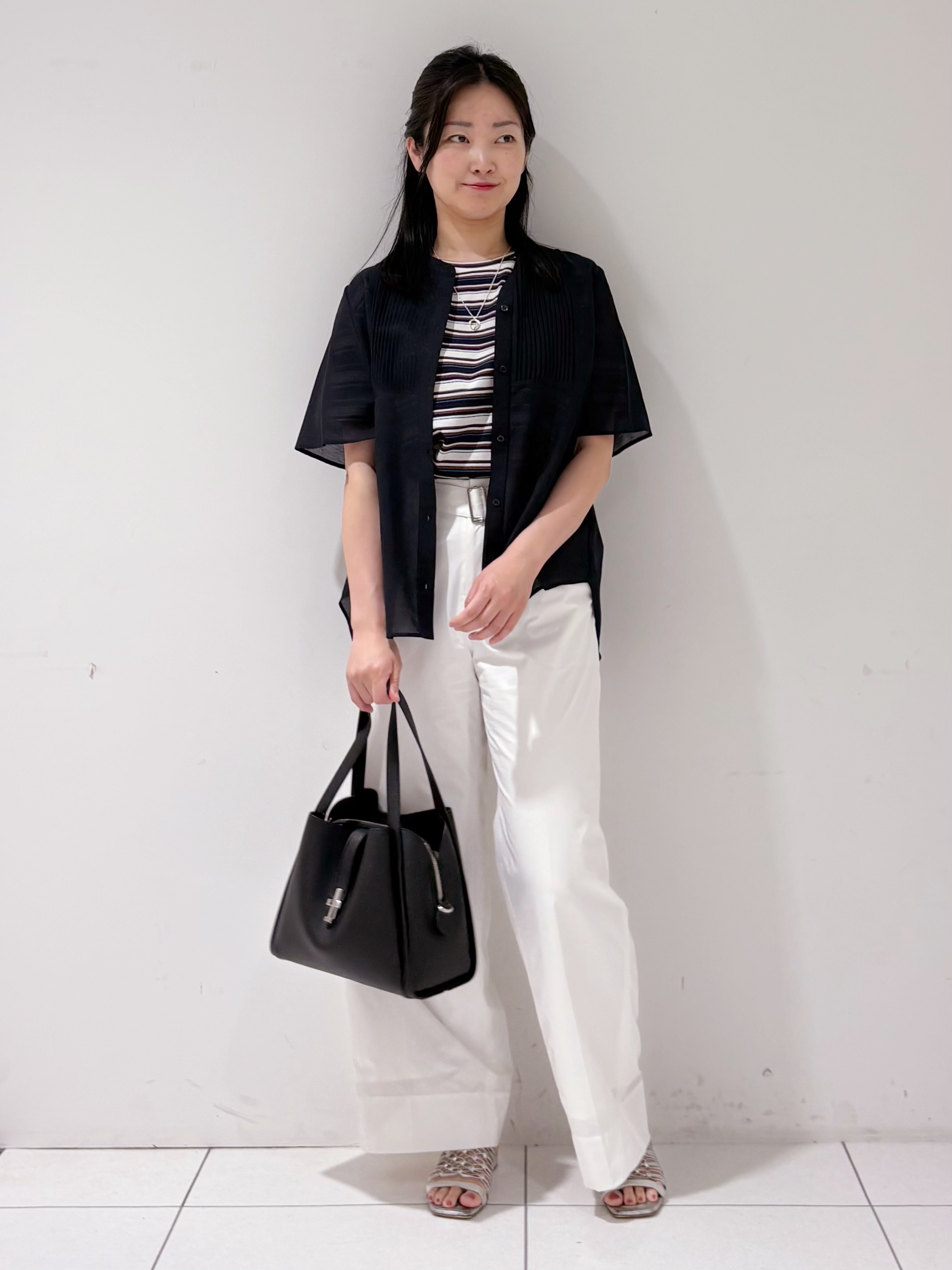 momokoさんの「INDIVI｜【接触冷感/洗える】シアーシャンブレーピンタックブラウス」を使ったコーディネート