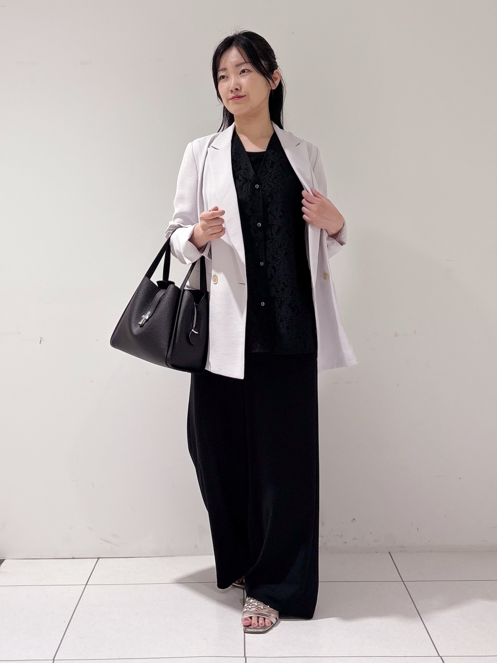 momokoさんの「INDIVI｜【洗える／多機能／SETUP可】着る日傘ダブルジャケット」を使ったコーディネート