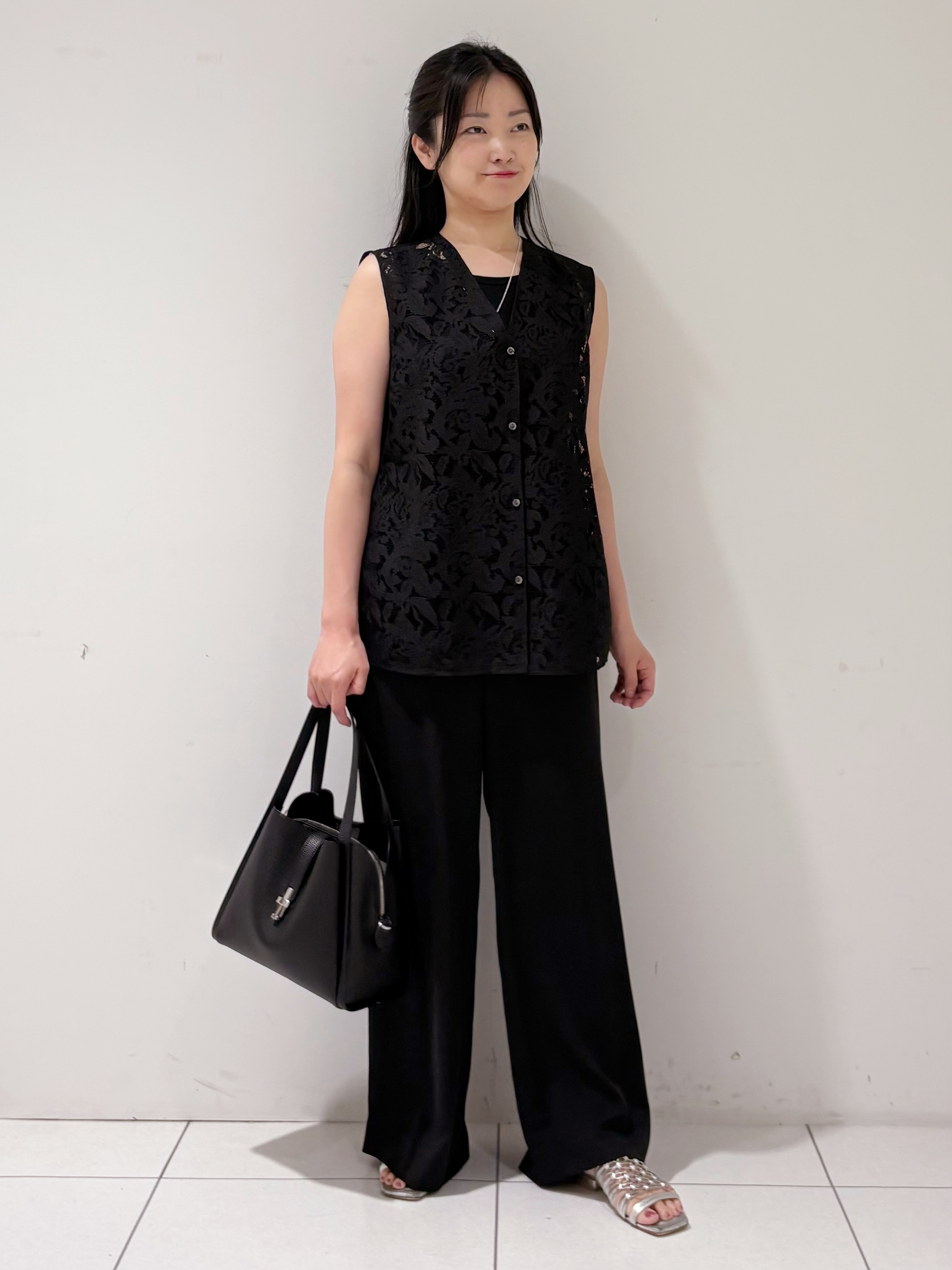 momokoさんの「INDIVI｜【洗える／トレンド】マニッシュレースベスト」を使ったコーディネート