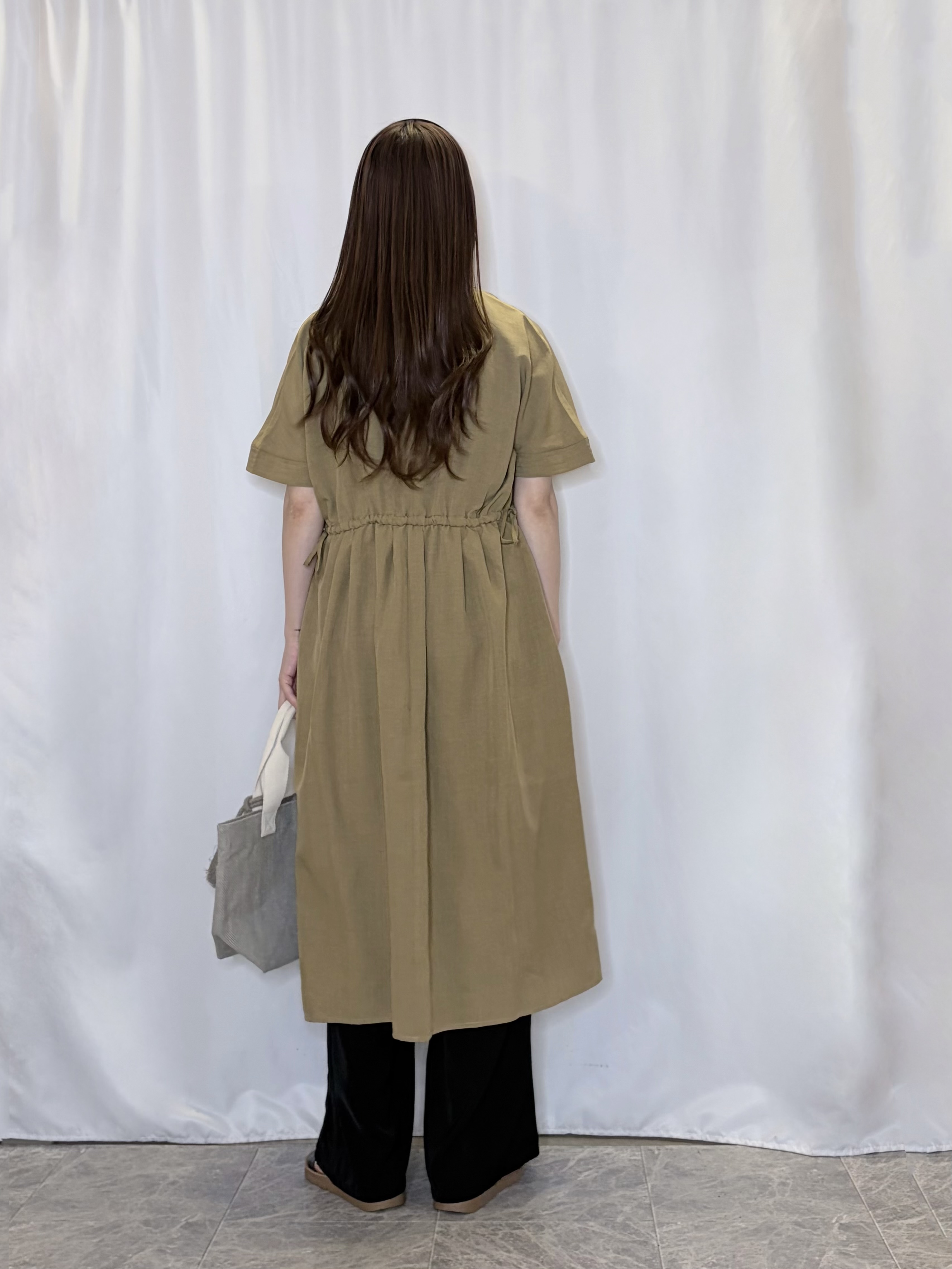 おうめさんの「SHOO･LA･RUE｜【洗濯機可/体型カバー】ウエストシャーリングでお腹周りが気にならない 麻調スキッパー脇リボンワンピー」を使ったコーディネート