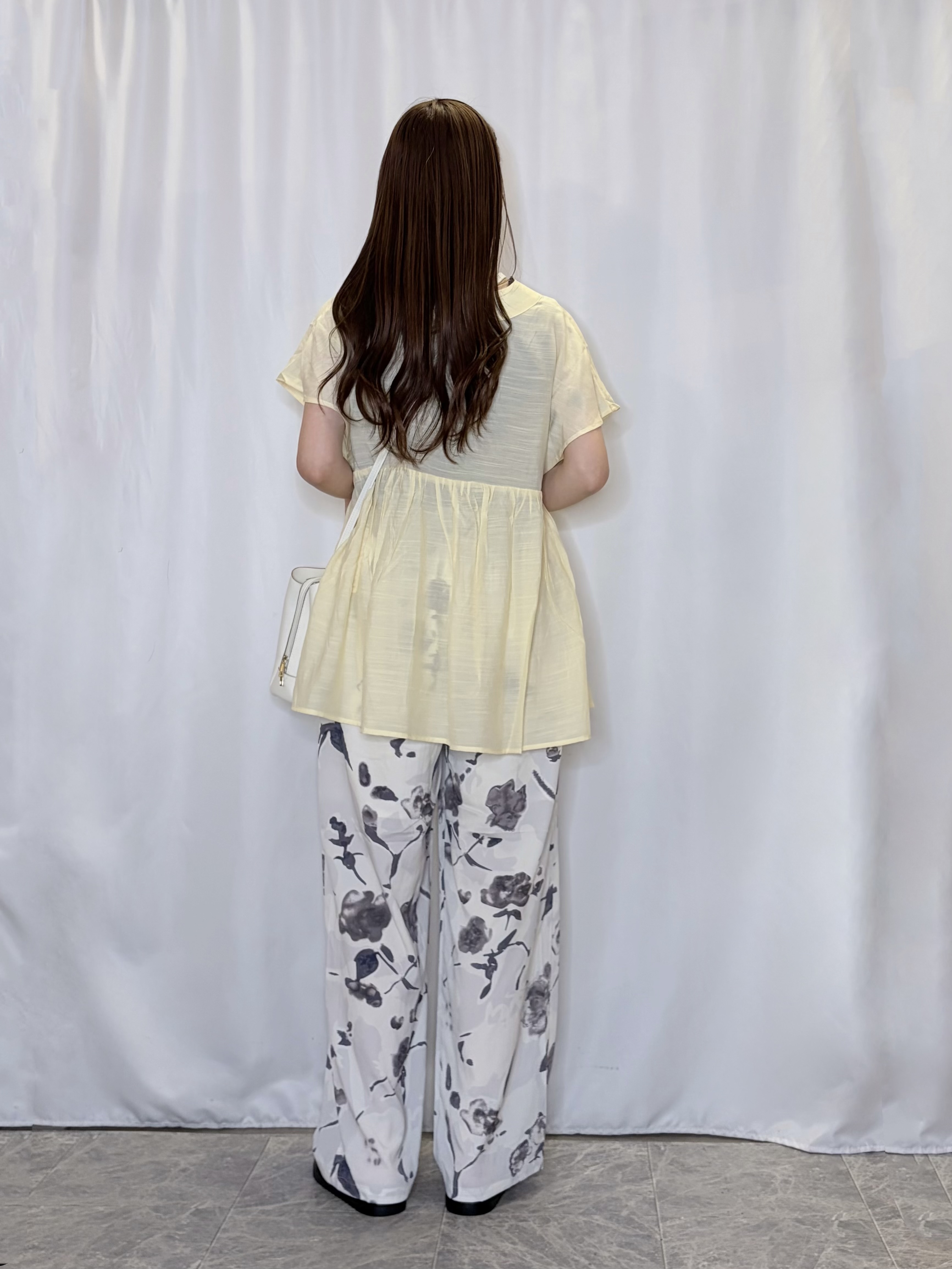 おうめさんの「SHOO･LA･RUE｜【ひんやり/UV/体型カバー】インせず着られる Vネックギャザーブラウス」を使ったコーディネート