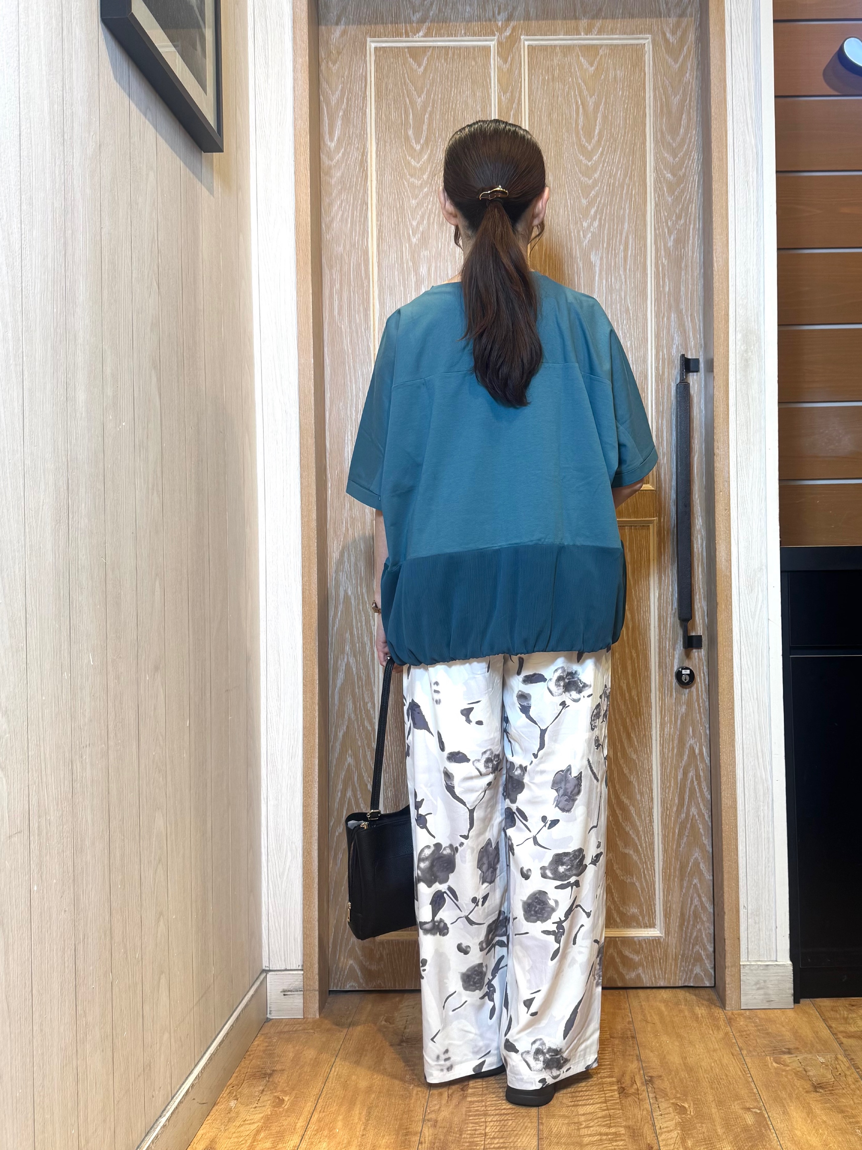 KAORIさんの「SHOO･LA･RUE｜【洗濯機可/体型カバー】インしないで着られる 裾配色ゆったりバルーントップス」を使ったコーディネート