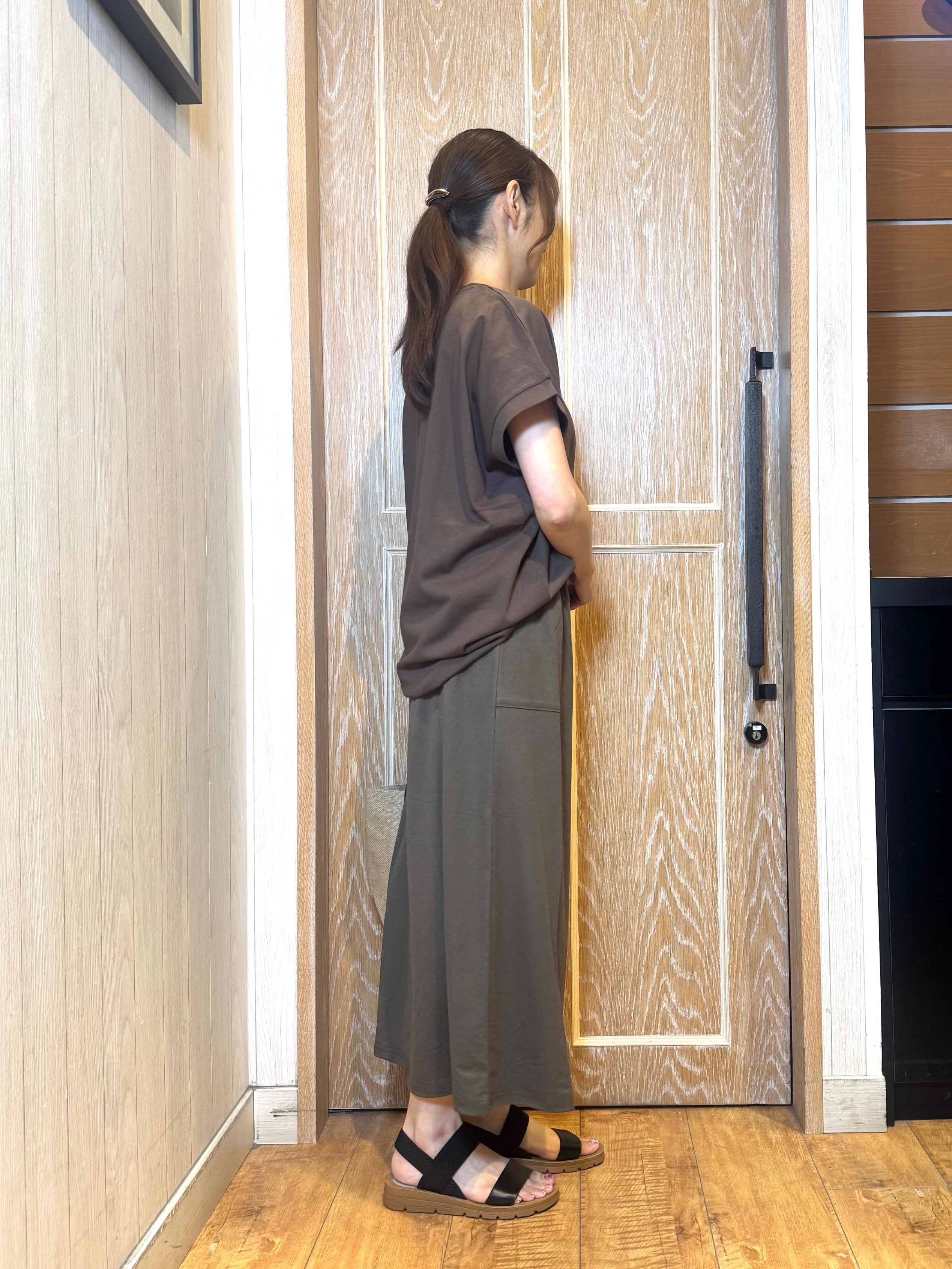 KAORIさんの「SHOO･LA･RUE｜【汗じみ防止/ひんやり/S-LL】インせず着られる 刺繍ロゴTシャツ」を使ったコーディネート