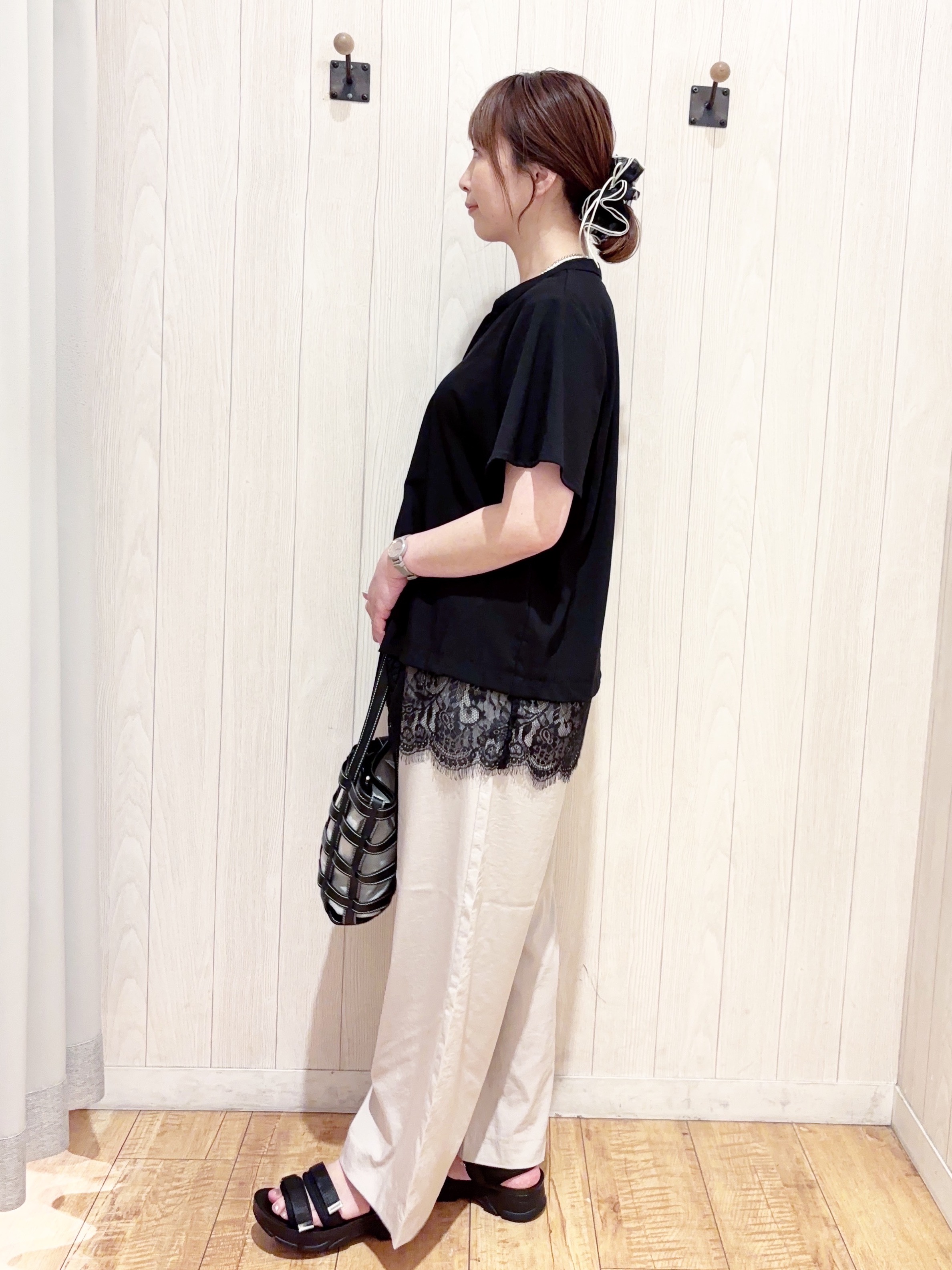 あいこさんの「SHOO･LA･RUE｜【S-LL/洗濯機可】軽凛(かろりん)ひんやり スキッパー裾レースブラウス」を使ったコーディネート