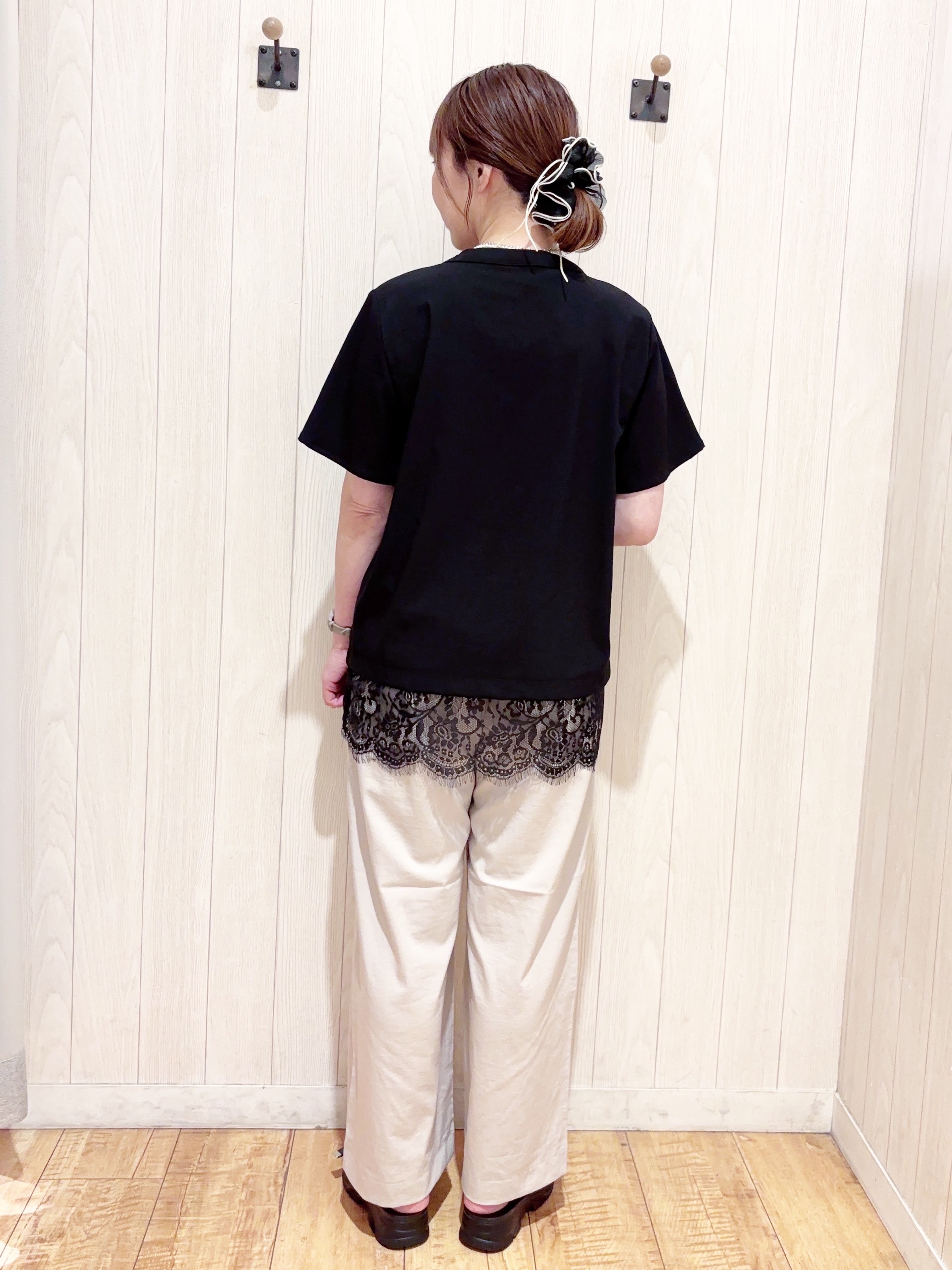 あいこさんの「SHOO･LA･RUE｜【S-LL/洗濯機可】軽凛(かろりん)ひんやり スキッパー裾レースブラウス」を使ったコーディネート