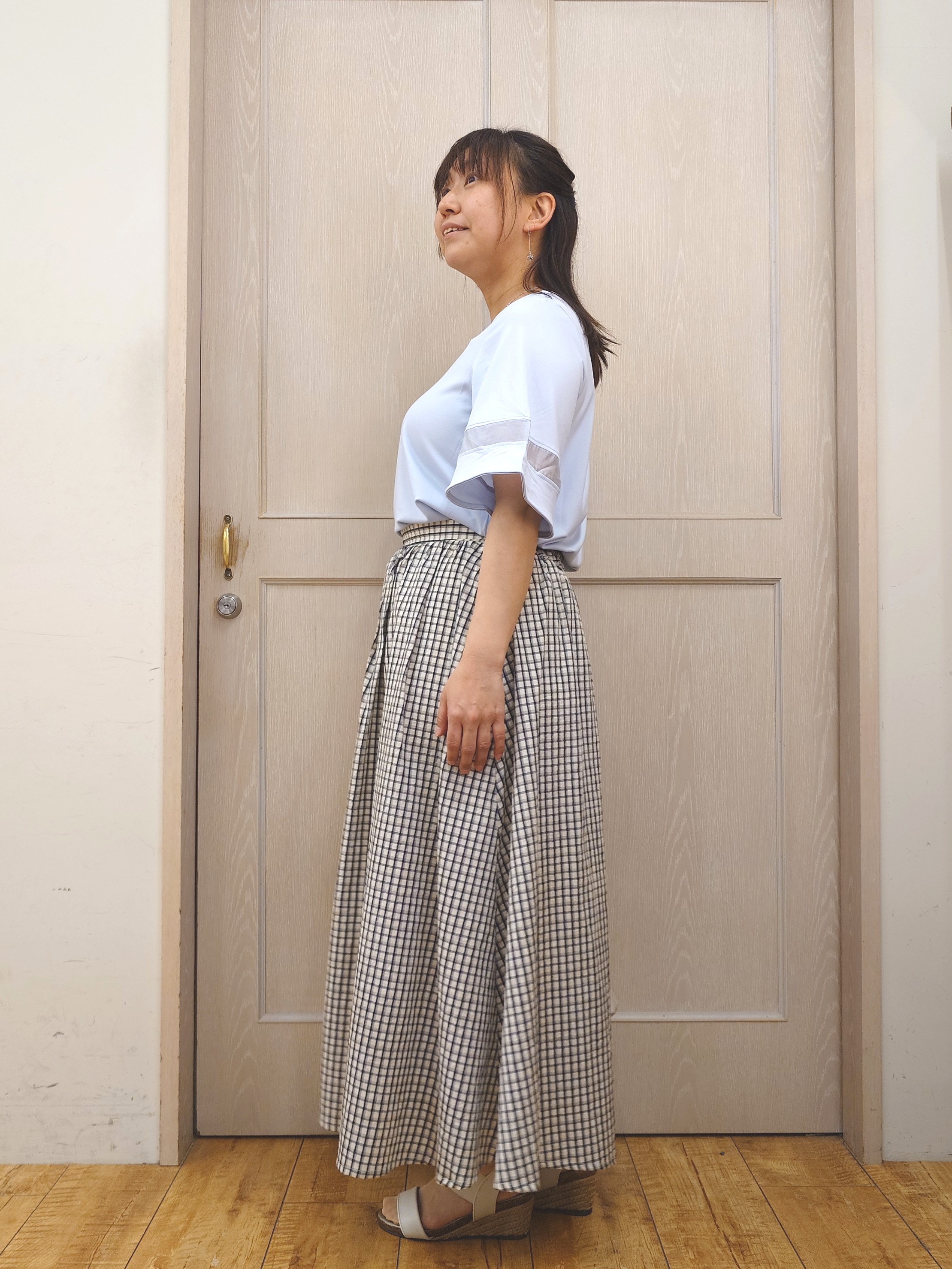 とろろさんの「SHOO･LA･RUE｜【洗濯機後しわになりにくい/ひんやり/S-LL】お袖のシアーで抜け感プラス 二の腕隠せるフレアスリー」を使ったコーディネート