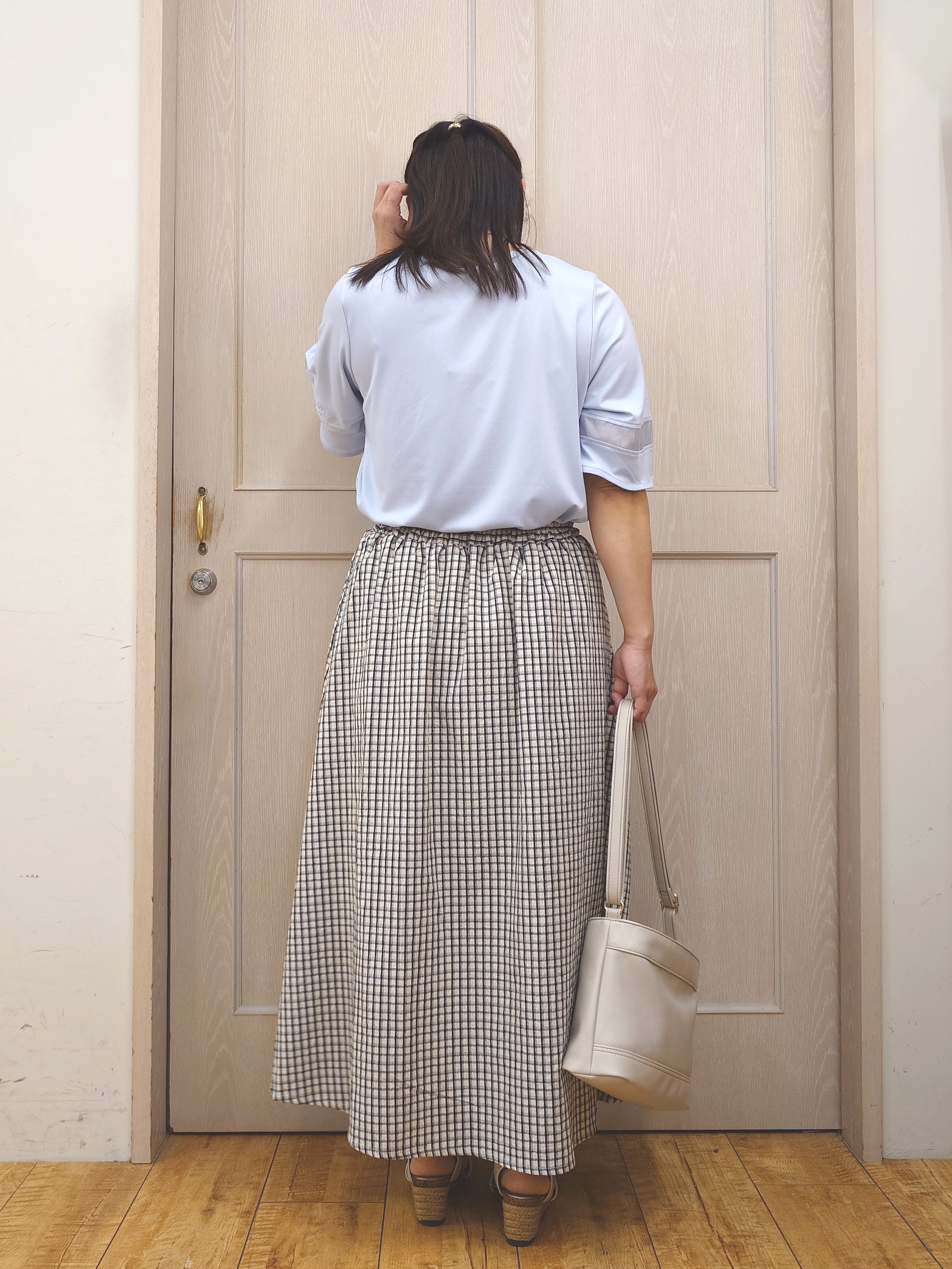 とろろさんの「SHOO･LA･RUE｜【洗濯機後しわになりにくい/ひんやり/S-LL】お袖のシアーで抜け感プラス 二の腕隠せるフレアスリー」を使ったコーディネート