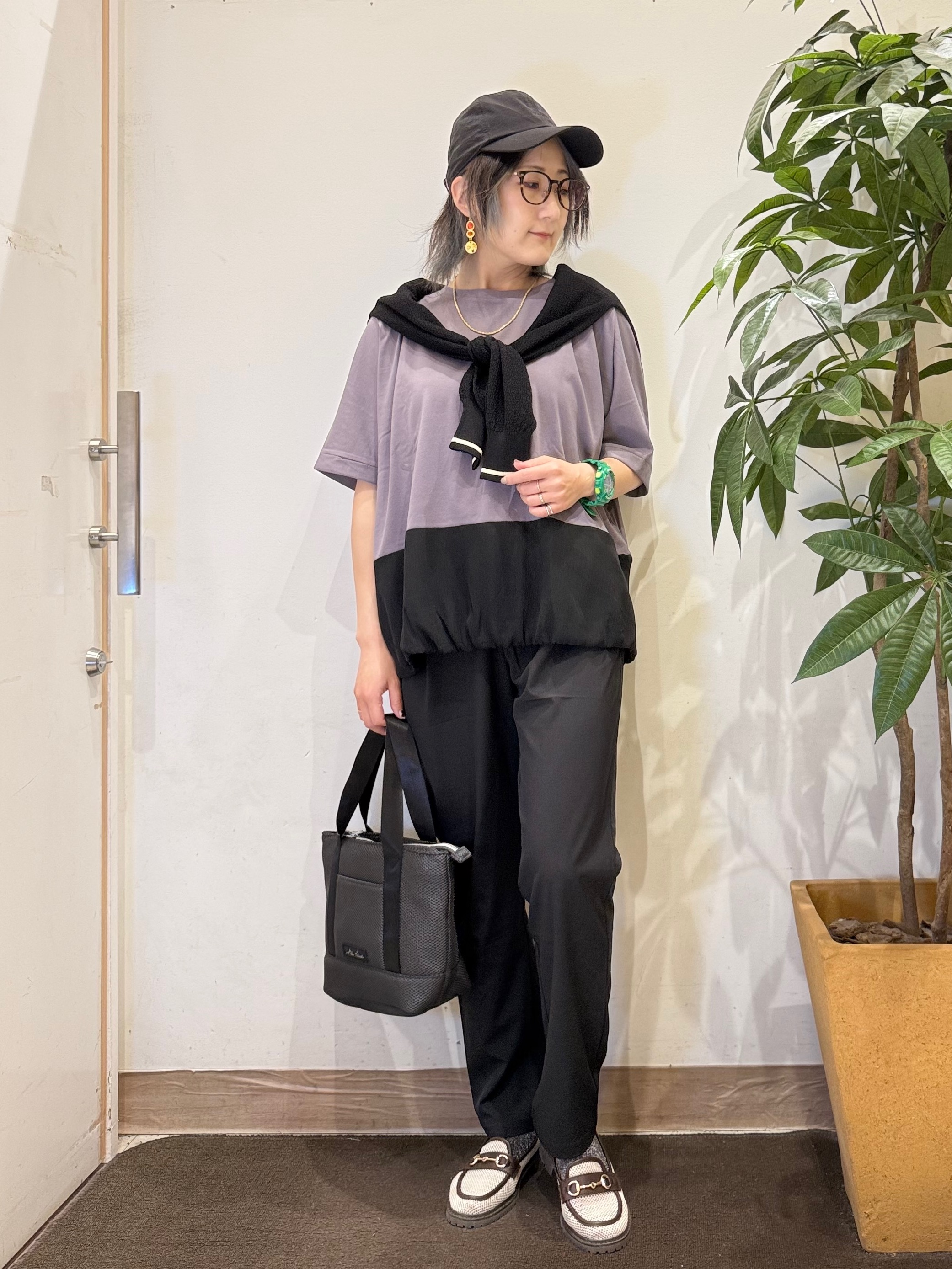 misakiさんの「SHOO･LA･RUE｜【洗濯機可/体型カバー】インしないで着られる 裾配色ゆったりバルーントップス」を使ったコーディネート