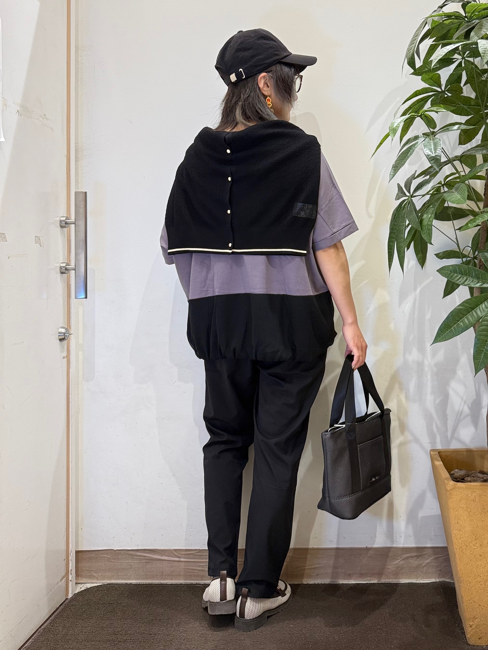 misakiさんの「SHOO･LA･RUE｜【洗濯機可/体型カバー】インしないで着られる 裾配色ゆったりバルーントップス」を使ったコーディネート