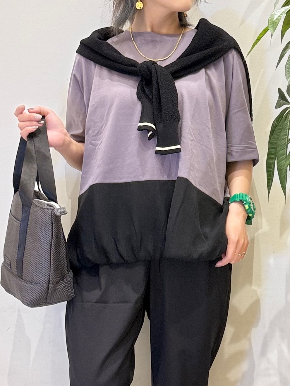 misakiさんの「SHOO･LA･RUE｜【洗濯機可/体型カバー】インしないで着られる 裾配色ゆったりバルーントップス」を使ったコーディネート