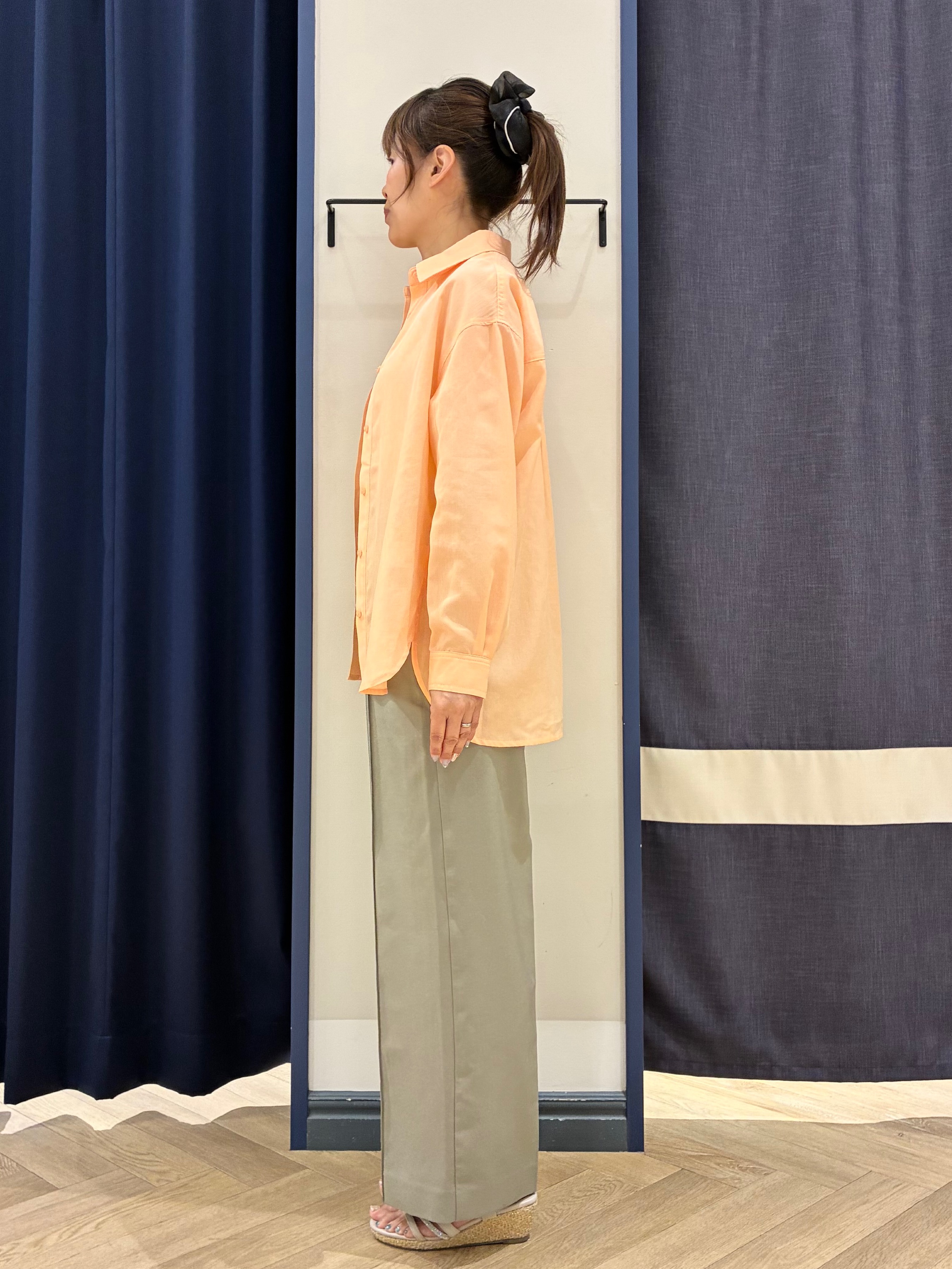 Orikaさんの「grove｜【洗濯機OK・ひんやり】朝晩の気温差に◎軽やかシアーシャツ」を使ったコーディネート