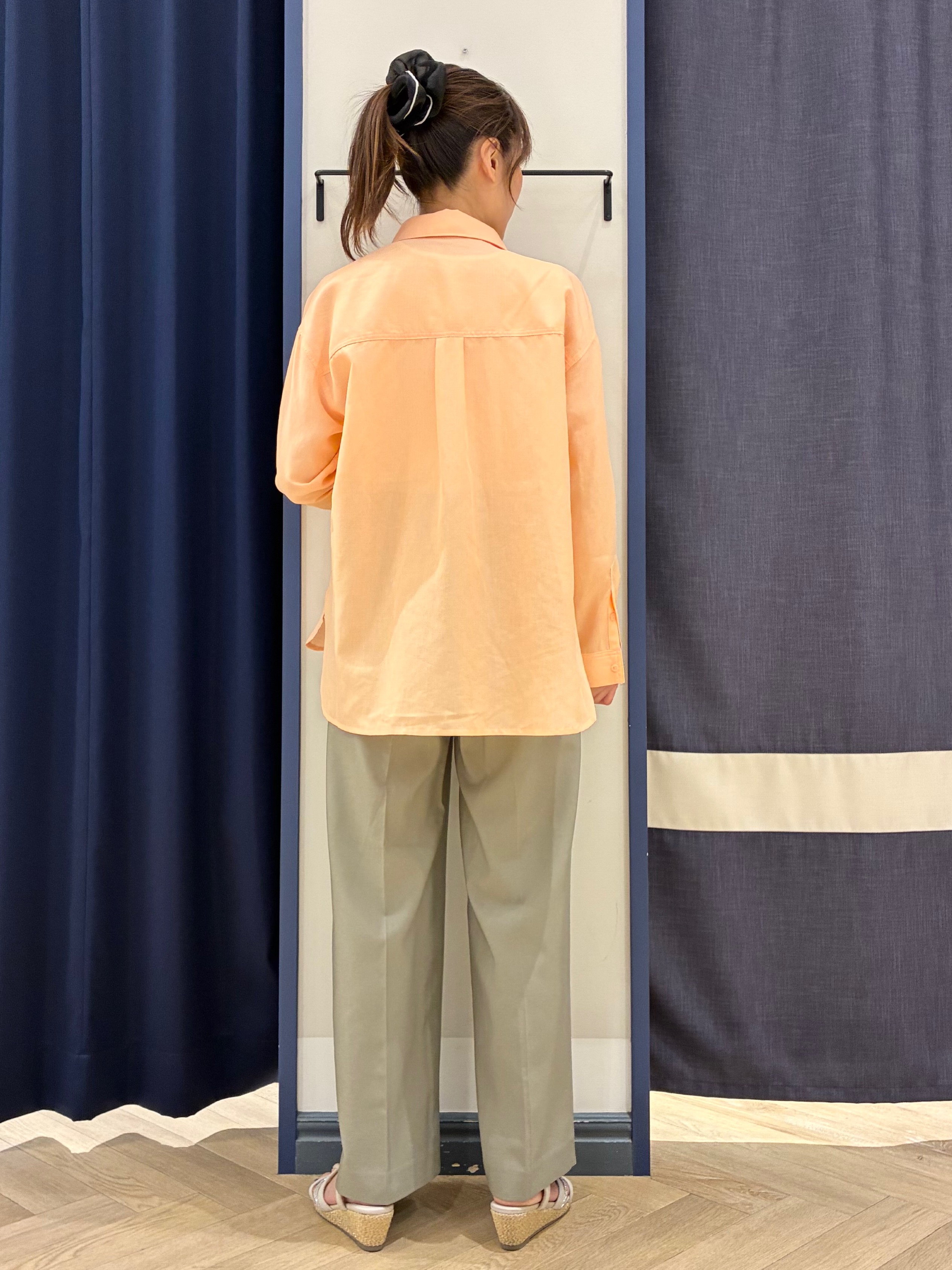 Orikaさんの「grove｜【洗濯機OK・ひんやり】朝晩の気温差に◎軽やかシアーシャツ」を使ったコーディネート